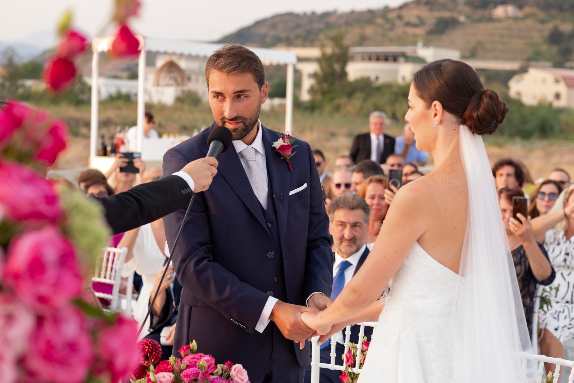 "Il Matrimonio a Villa Grandinetti: Un'Esplosione di Emozioni e Colori"