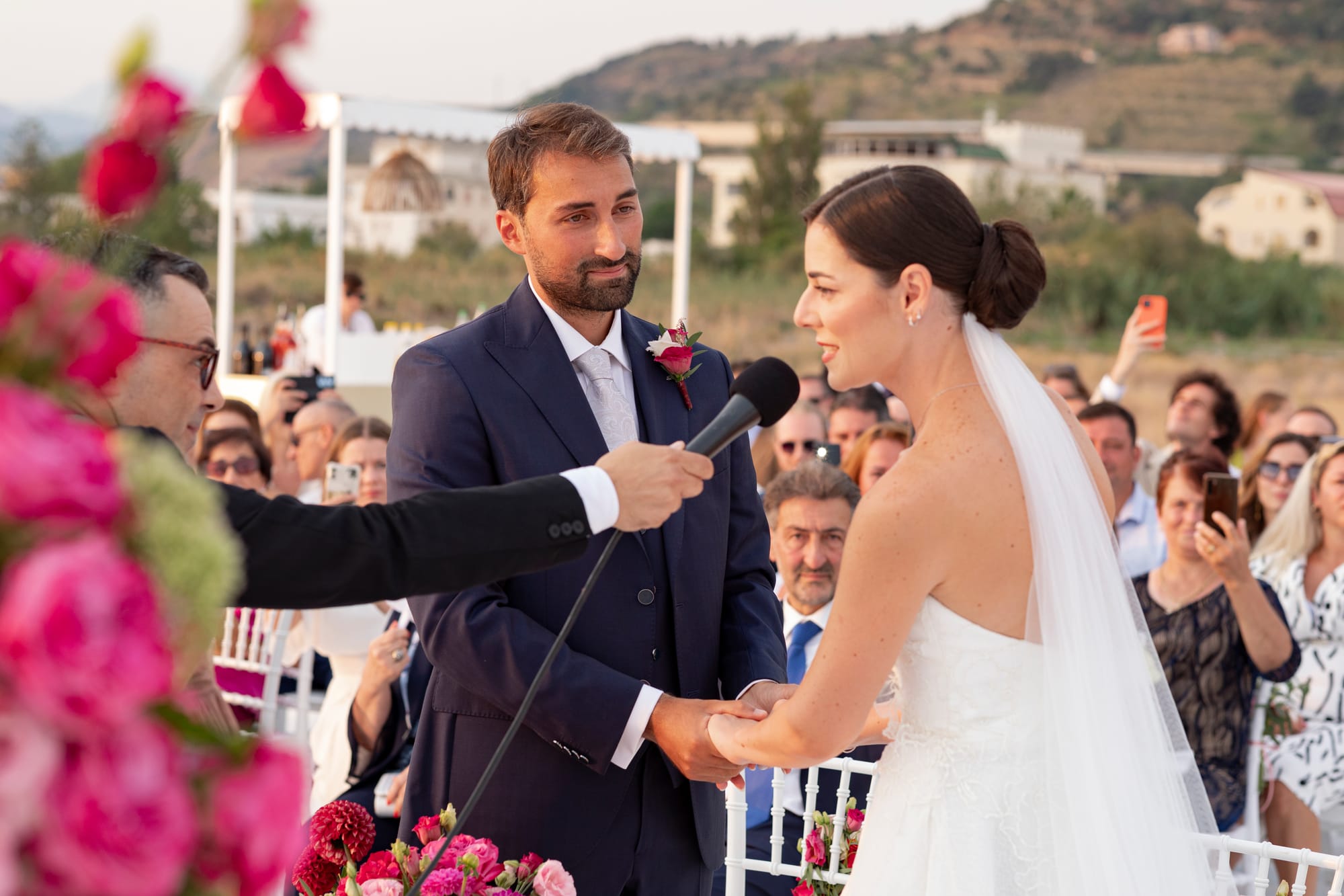 "Il Matrimonio a Villa Grandinetti: Un'Esplosione di Emozioni e Colori"