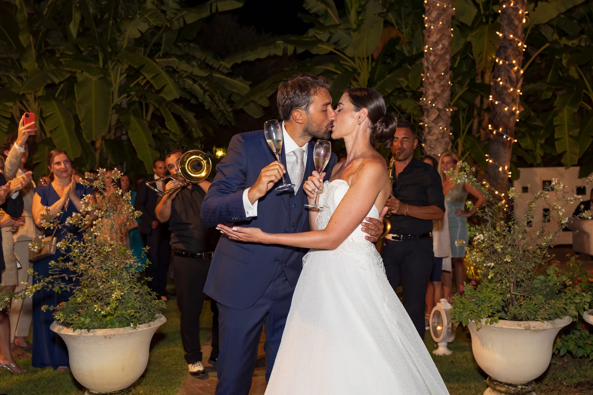 "Il Matrimonio a Villa Grandinetti: Un'Esplosione di Emozioni e Colori"