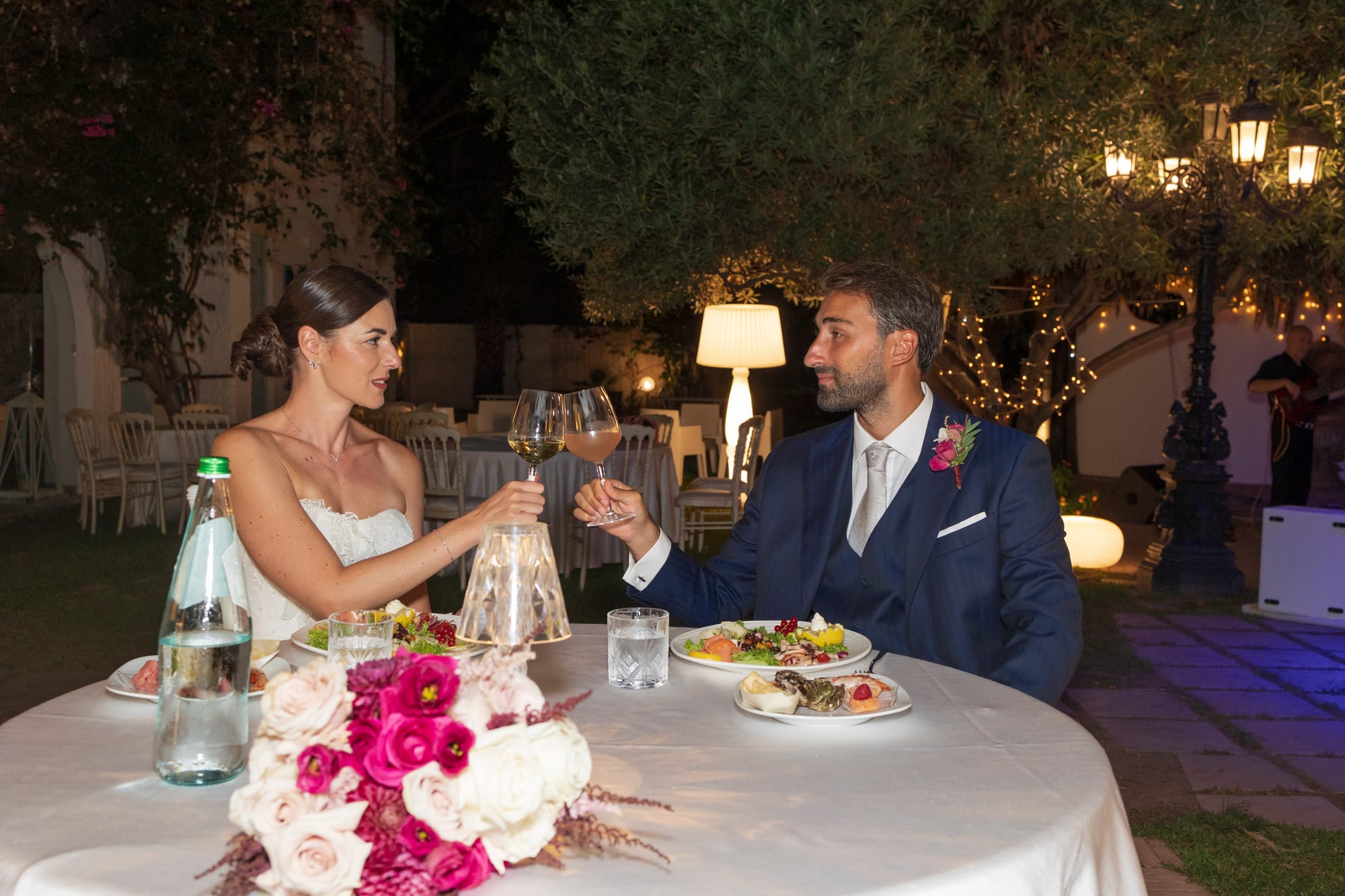 "Il Matrimonio a Villa Grandinetti: Un'Esplosione di Emozioni e Colori"