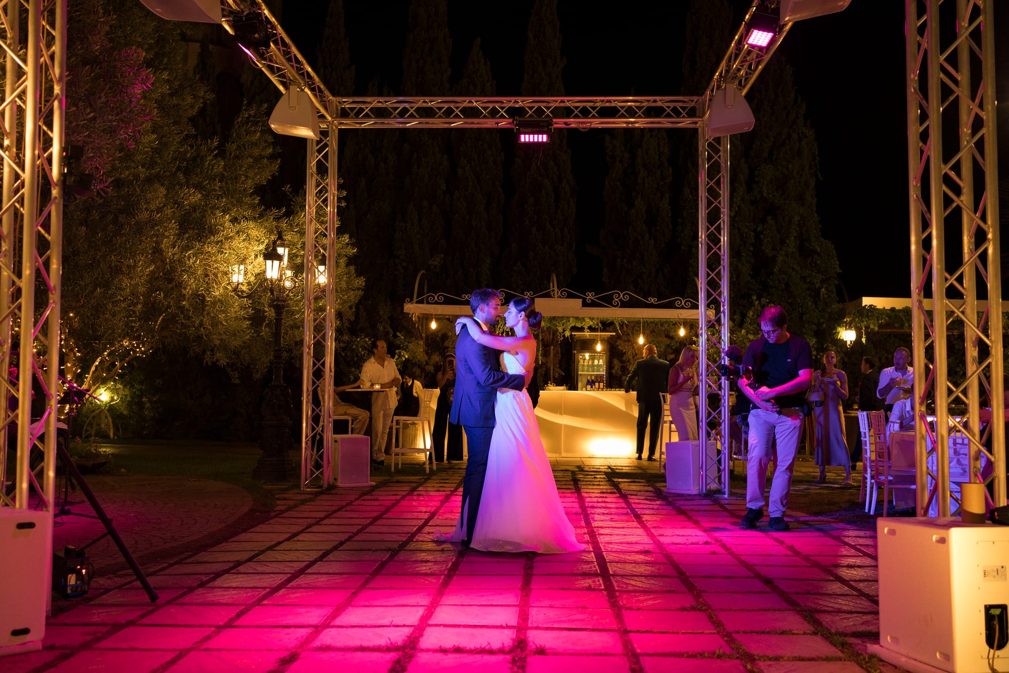 "Il Matrimonio a Villa Grandinetti: Un'Esplosione di Emozioni e Colori"