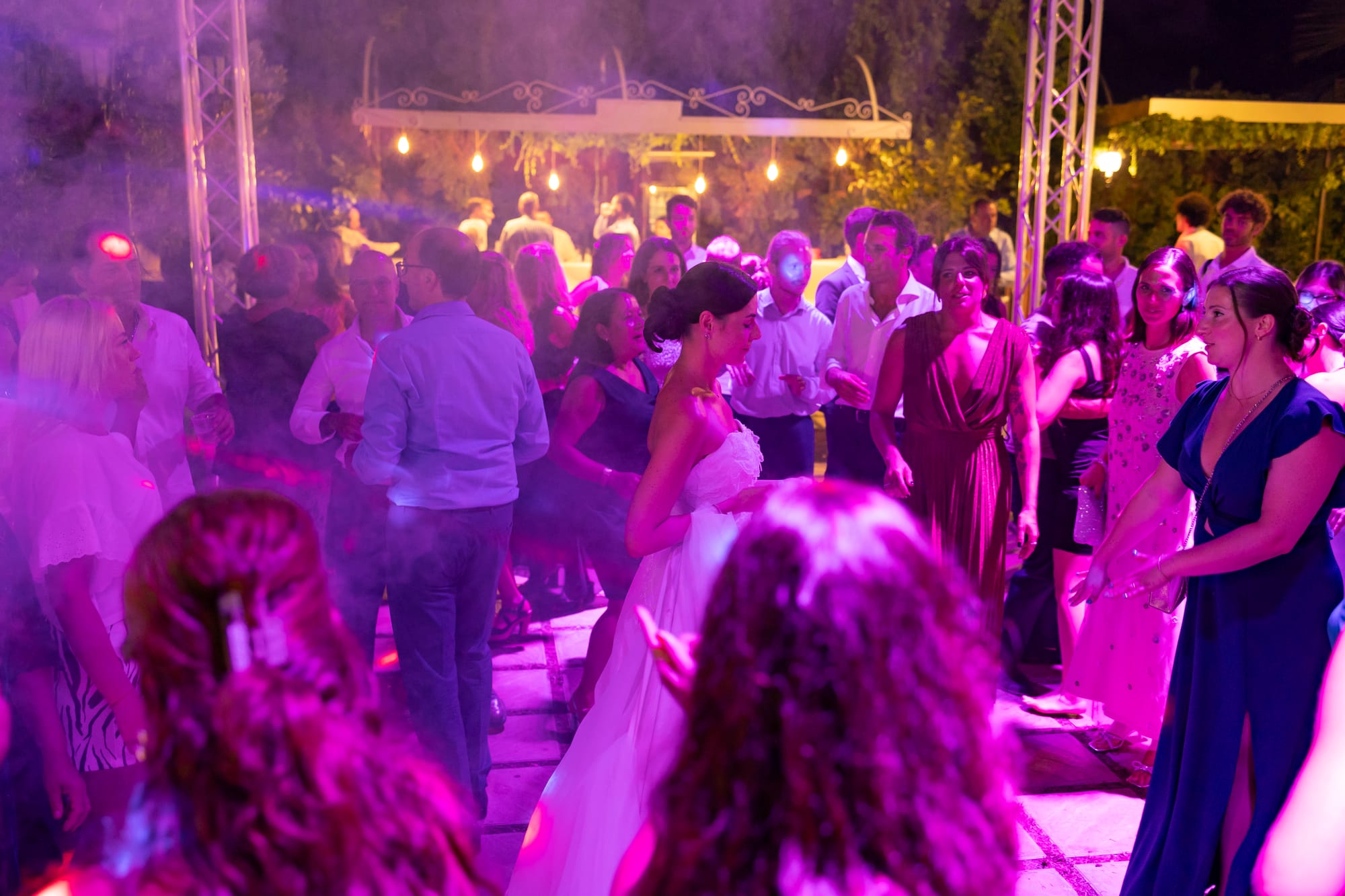 "Il Matrimonio a Villa Grandinetti: Un'Esplosione di Emozioni e Colori"