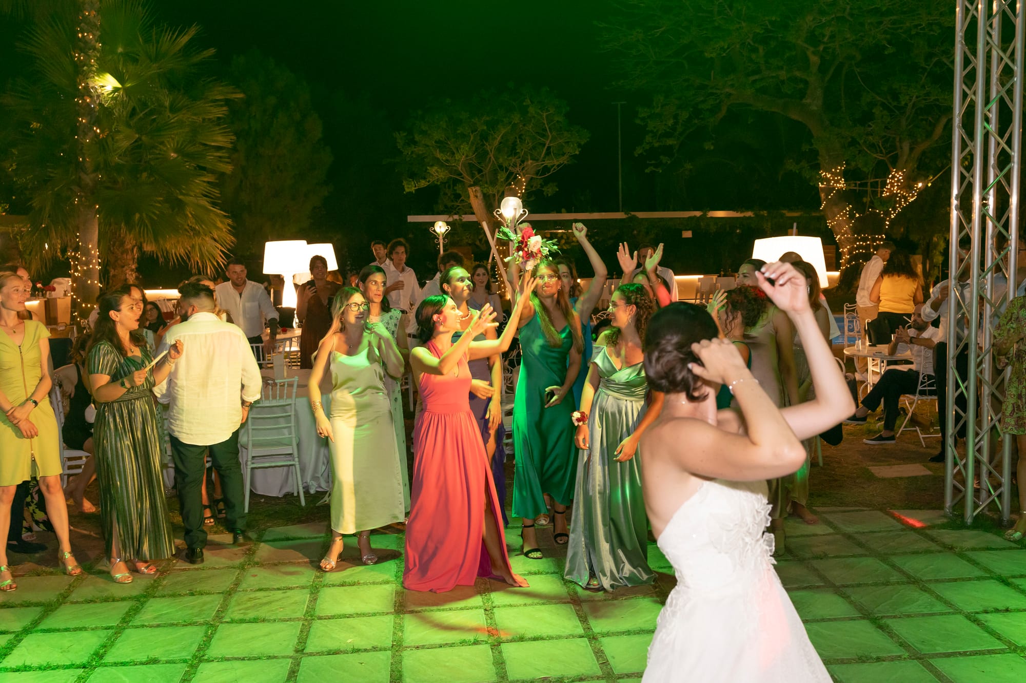 "Il Matrimonio a Villa Grandinetti: Un'Esplosione di Emozioni e Colori"