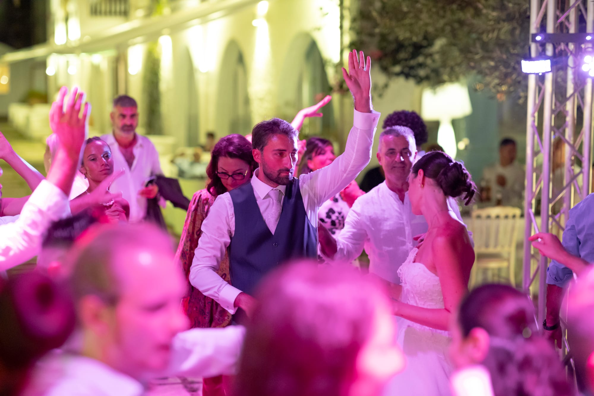 "Il Matrimonio a Villa Grandinetti: Un'Esplosione di Emozioni e Colori"