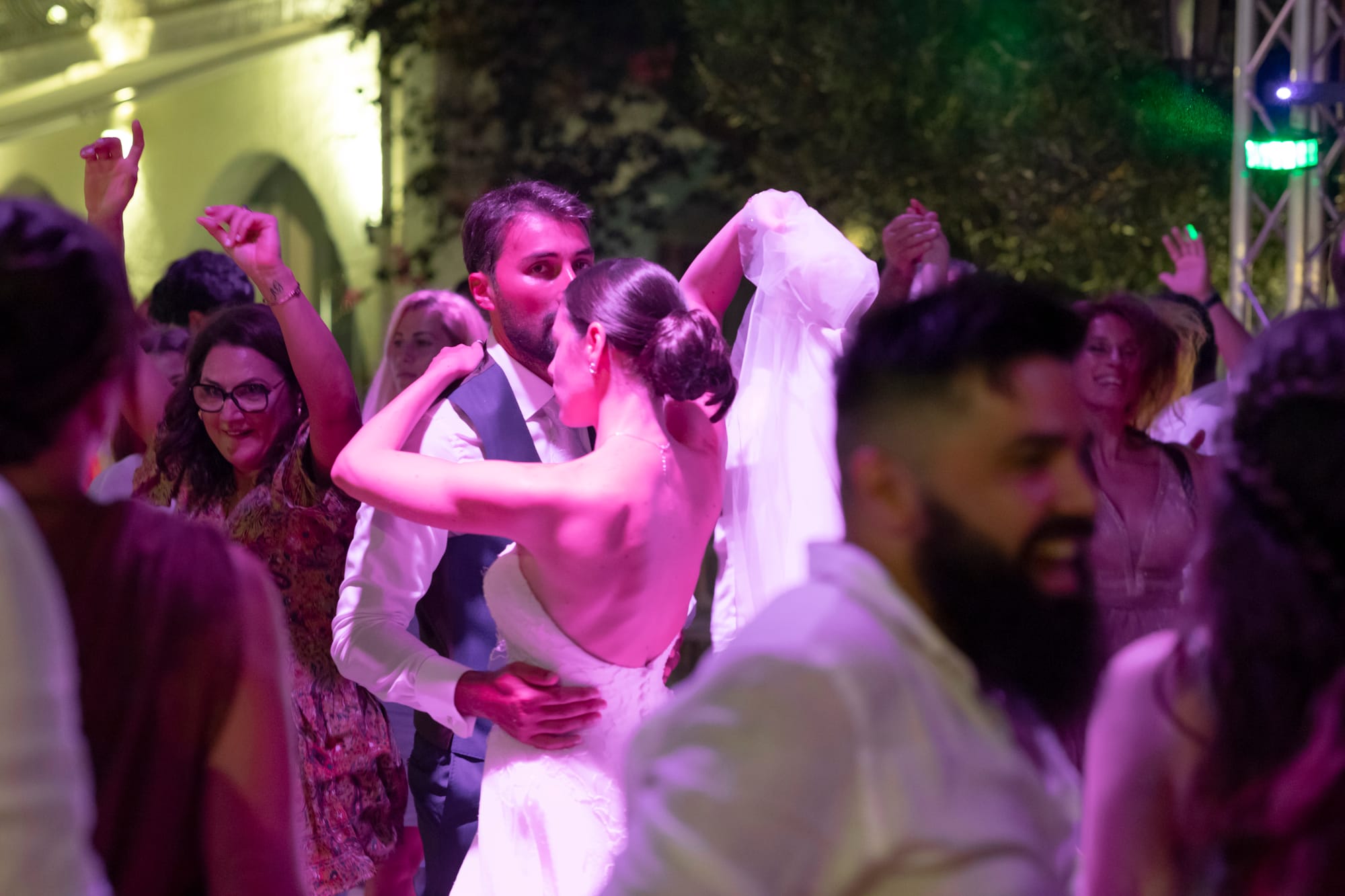 "Il Matrimonio a Villa Grandinetti: Un'Esplosione di Emozioni e Colori"