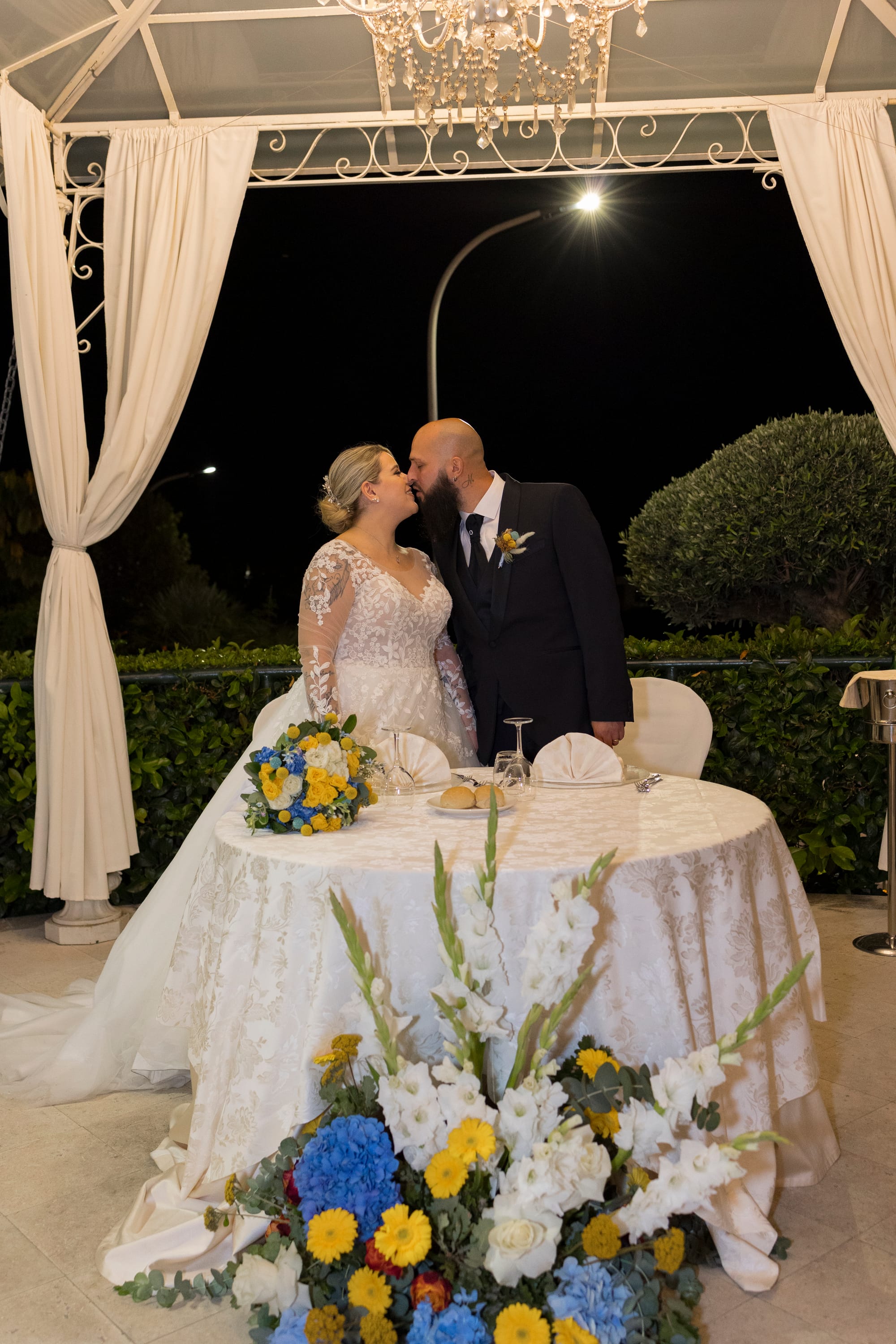 L’estate addosso: il "Sì" dorato di Roberta e Michele