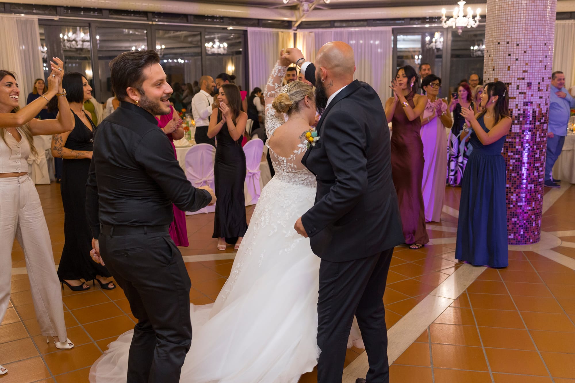 L’estate addosso: il "Sì" dorato di Roberta e Michele