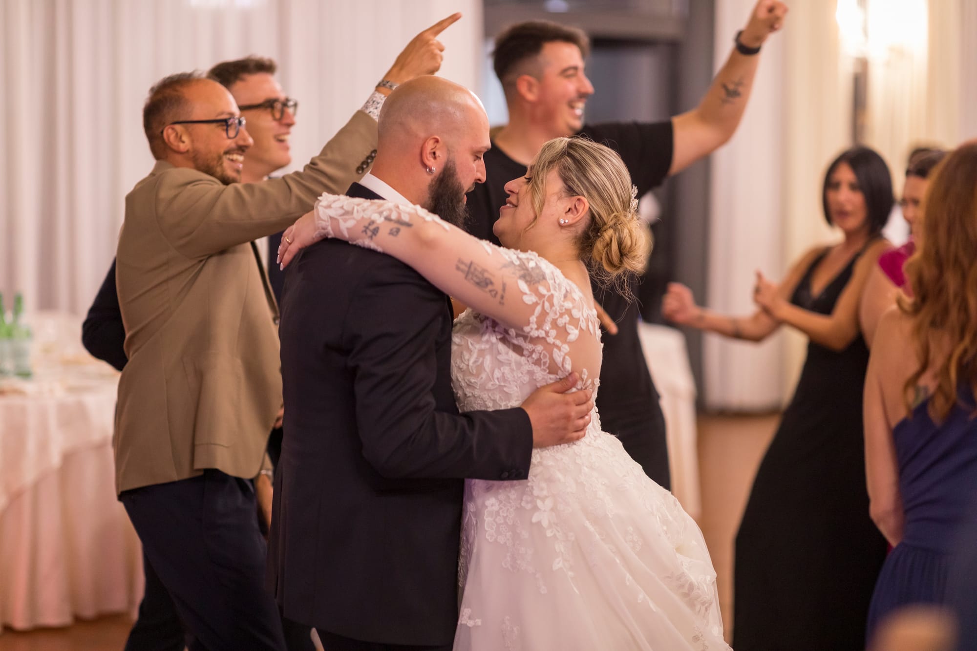 L’estate addosso: il "Sì" dorato di Roberta e Michele