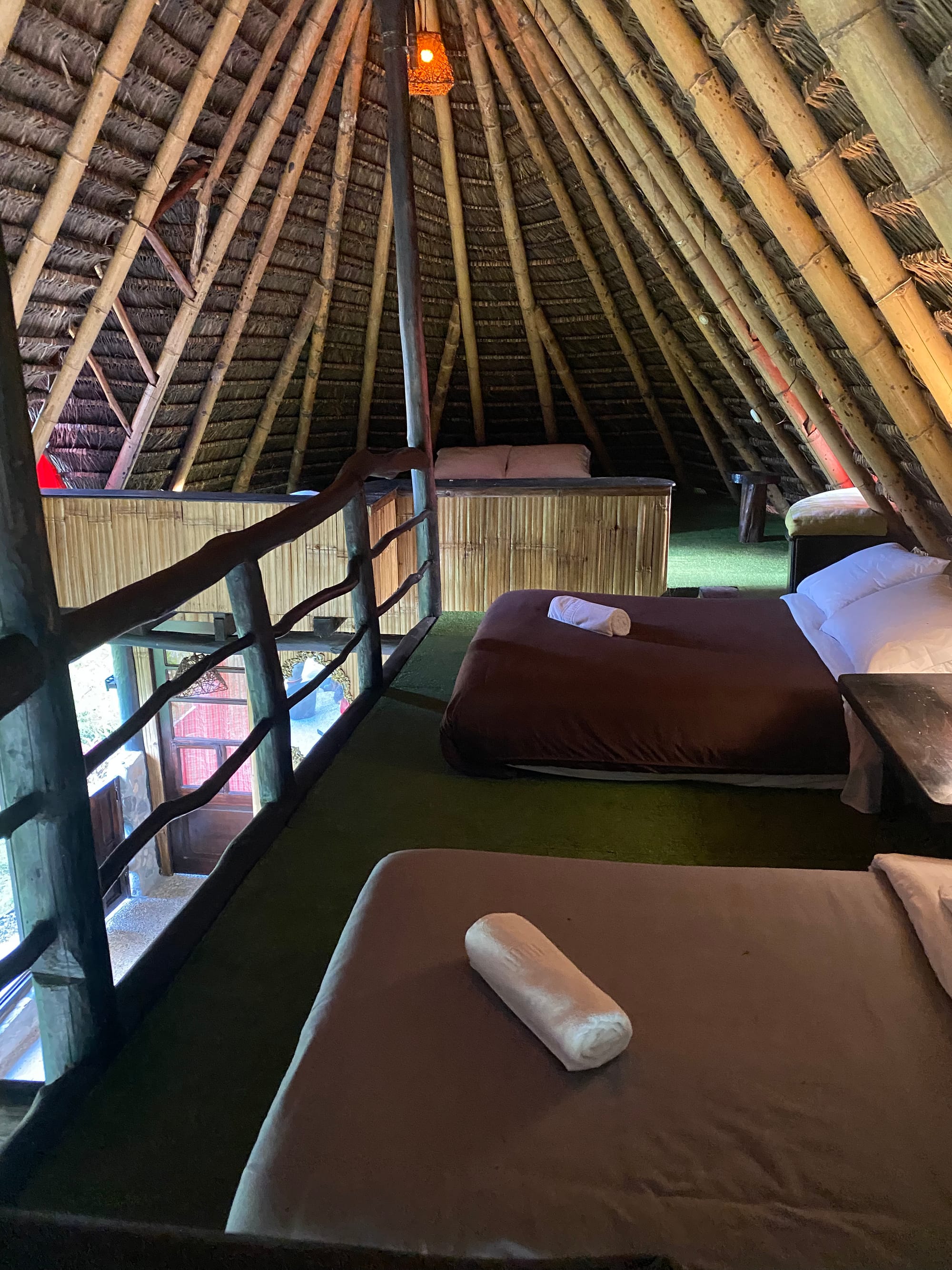 Espectacular choza tradicional de 120 metros cuadrado con capacidad para 12 personas - Reservas: 0994 004 019