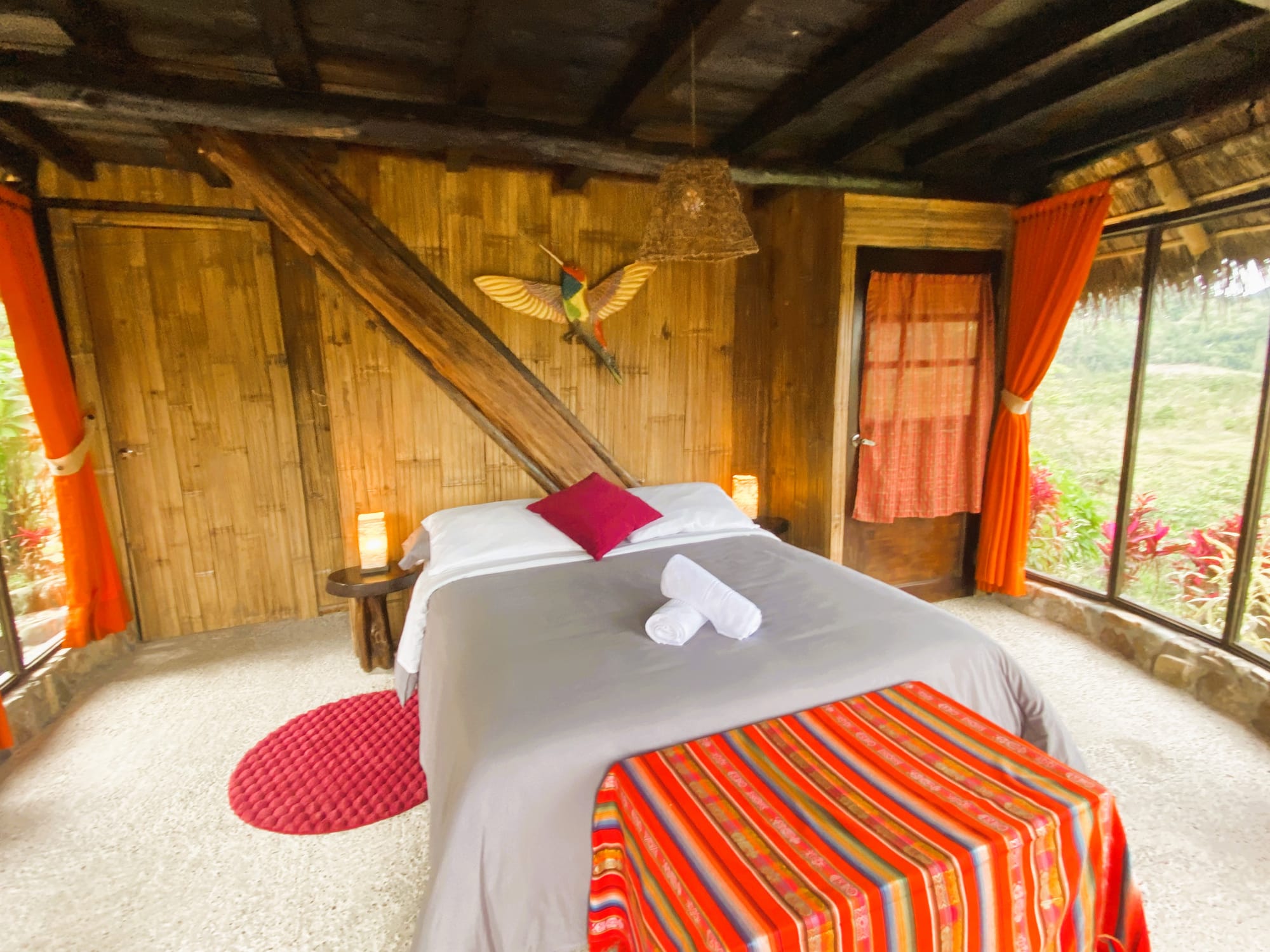 Espectacular choza tradicional de 120 metros cuadrado con capacidad para 12 personas - Reservas: 0994 004 019