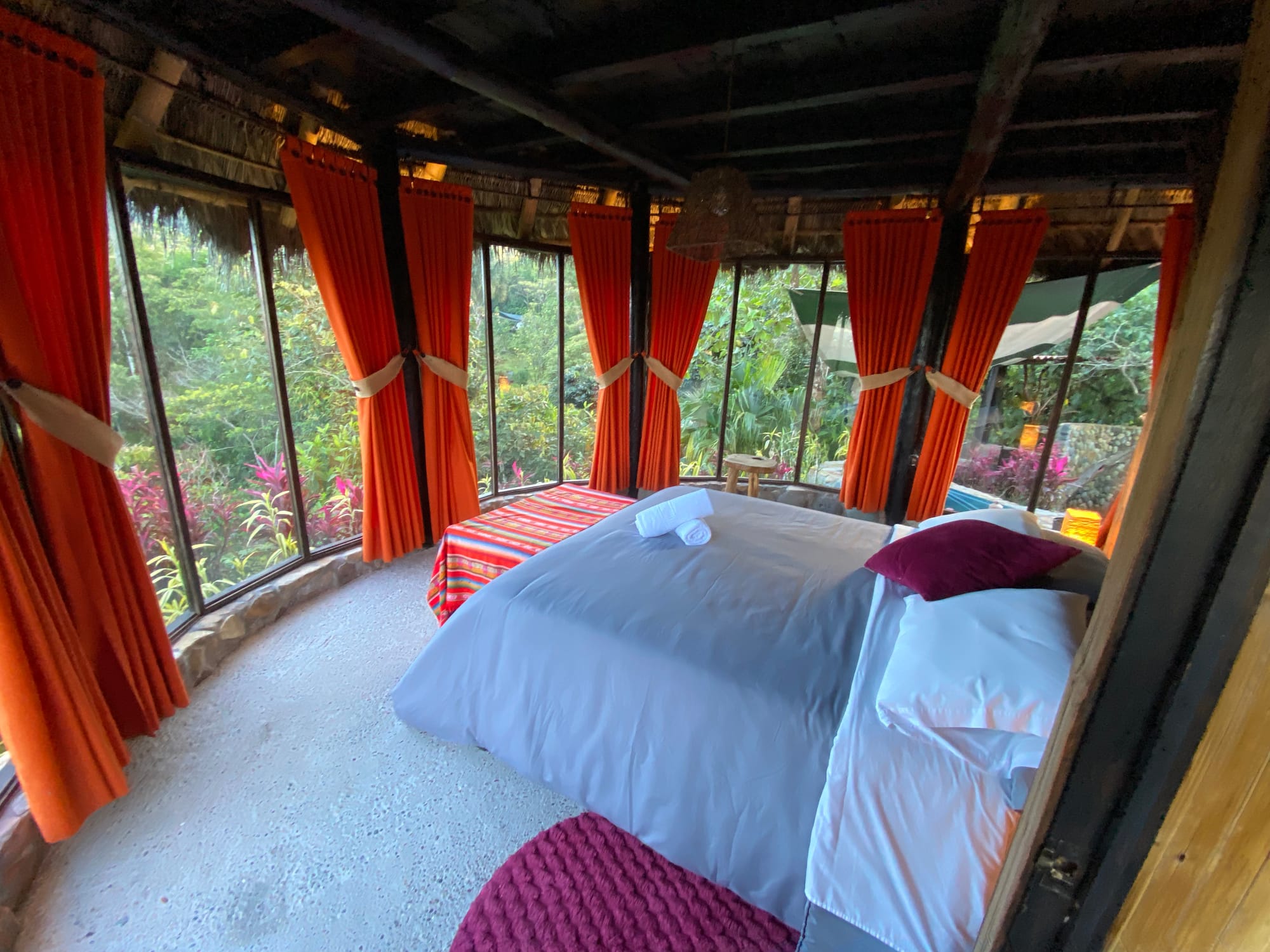 Espectacular choza tradicional de 120 metros cuadrado con capacidad para 12 personas - Reservas: 0994 004 019