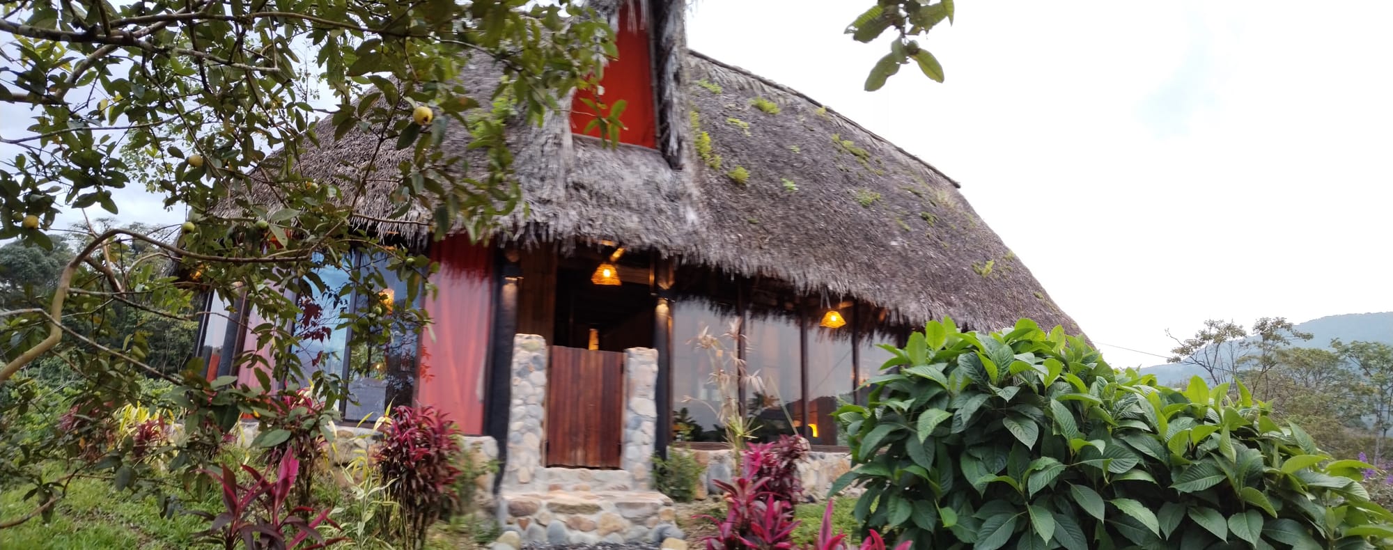 Espectacular choza tradicional de 120 metros cuadrado con capacidad para 12 personas - Reservas: 0994 004 019