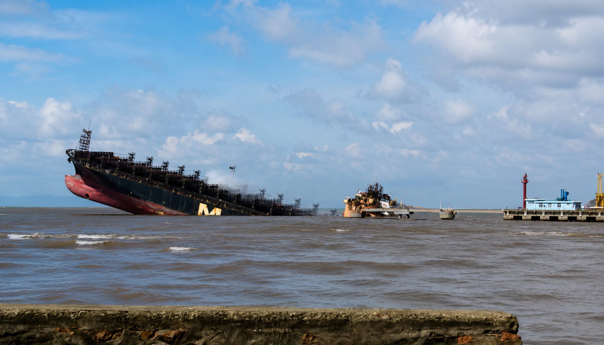 O porta-contêineres de 332 metros e cerca de 8.400 TEUs encalhou na região de Zhoushan após o impacto do tufão Bavi
