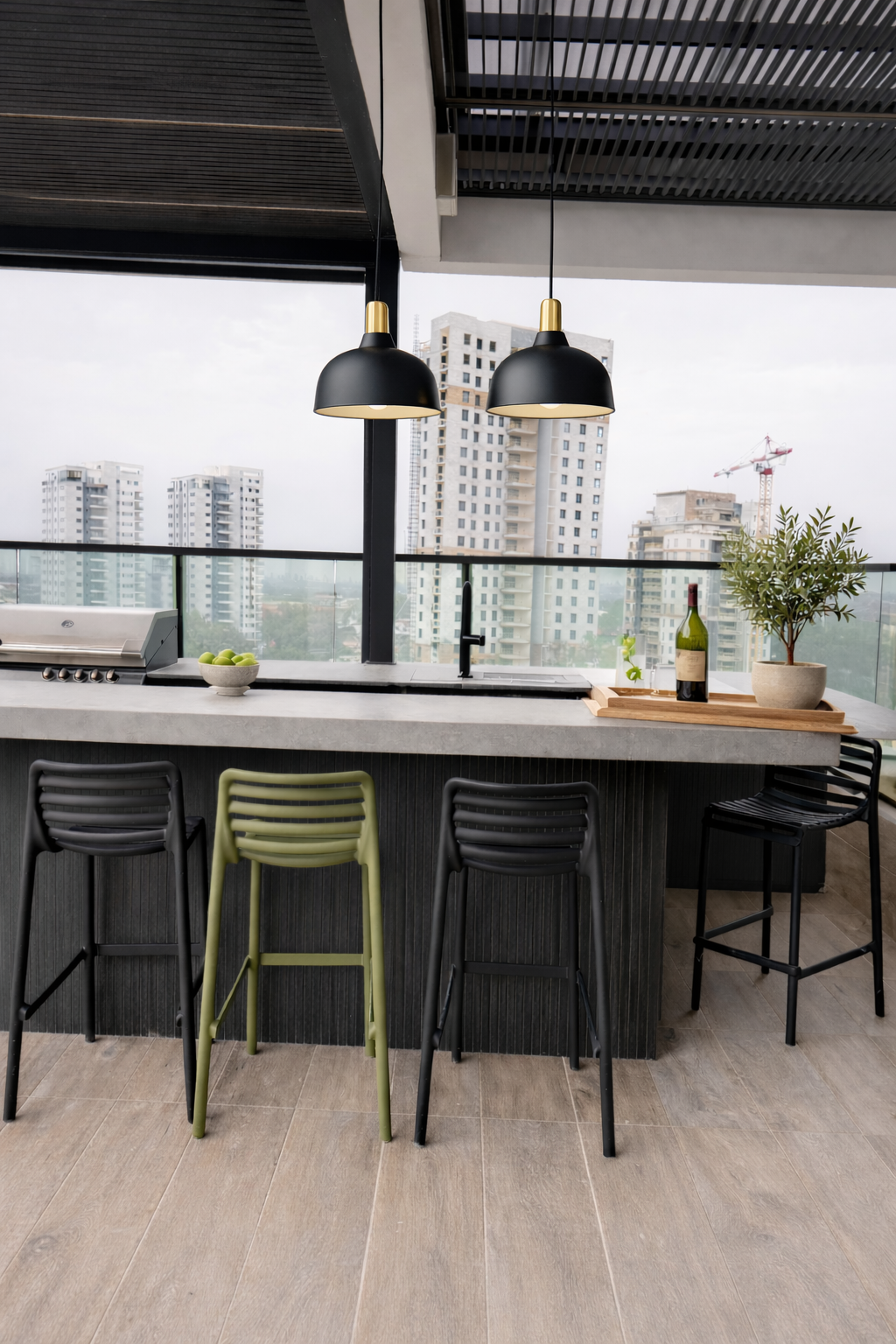 מטבח חוץ עם אי גדול טאבון ,מקרר,כיור שיש 