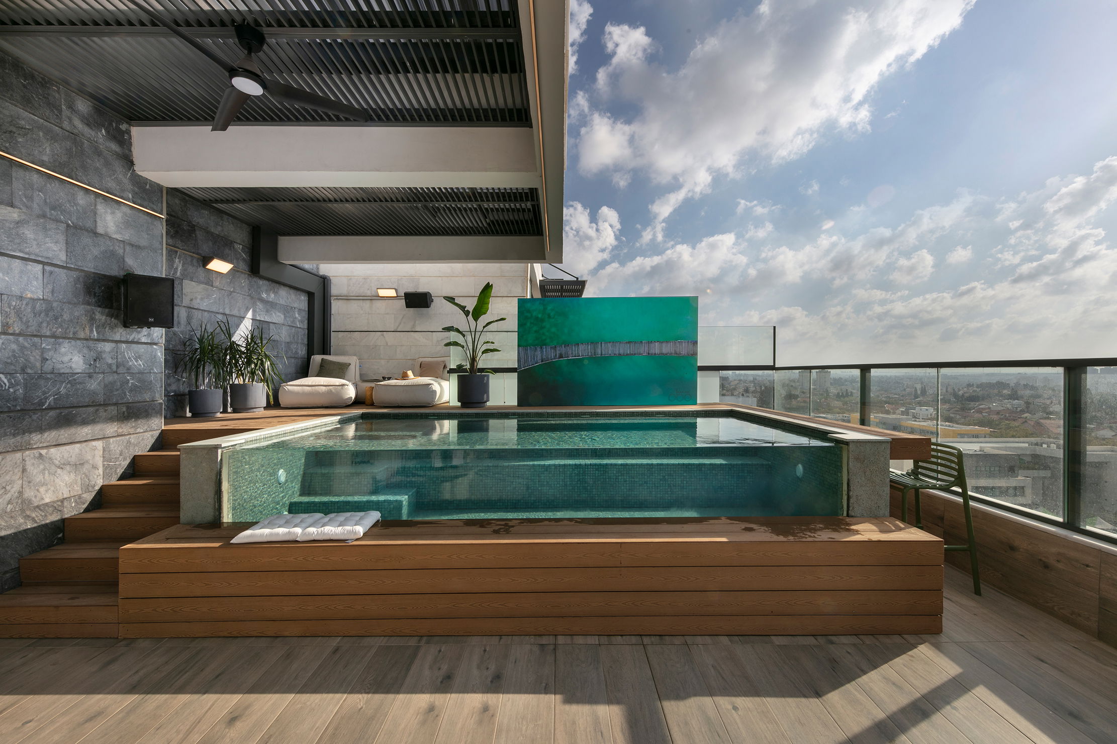 בריכה שקופה עם מסך לד ענק 