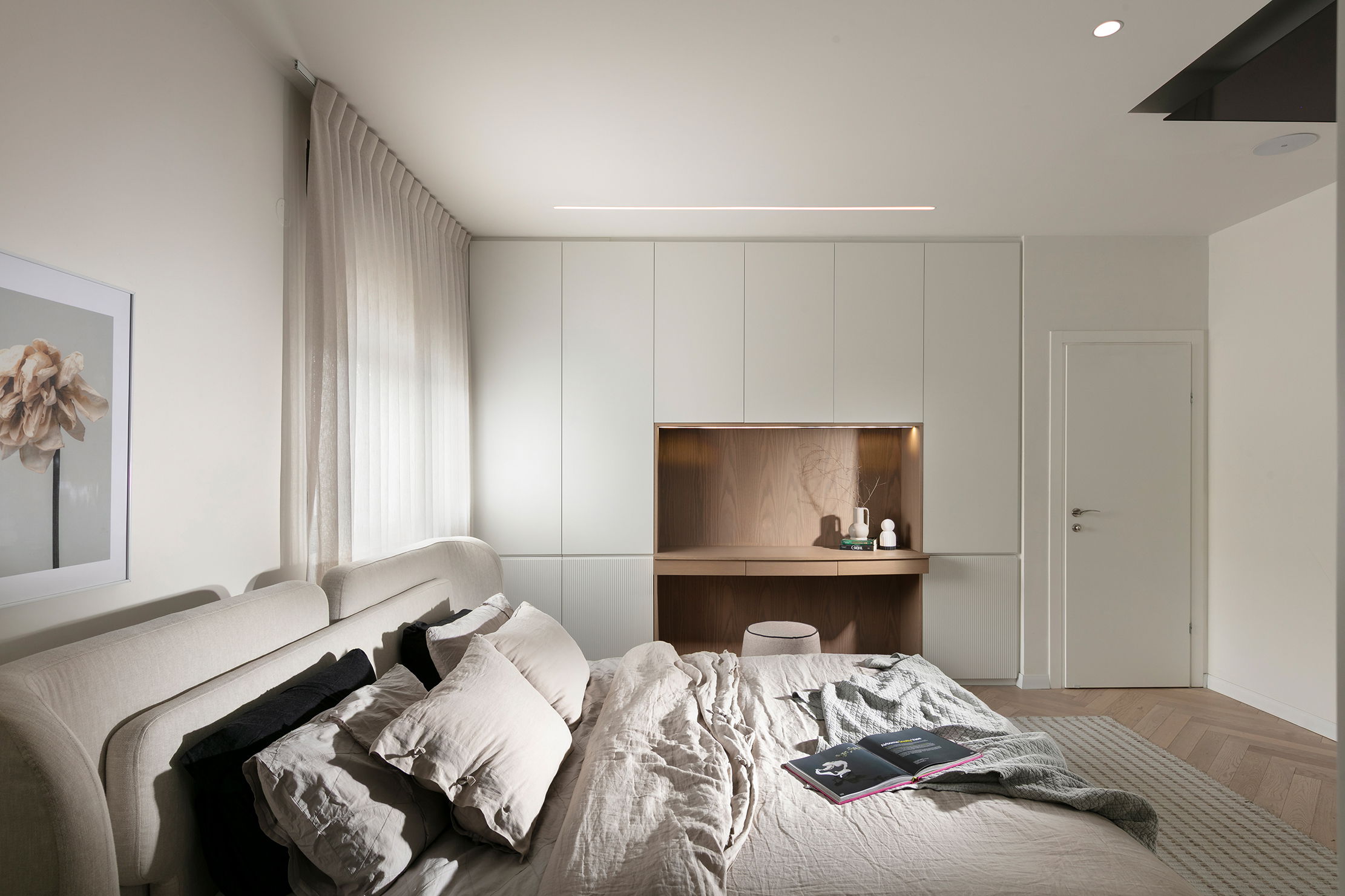 סויטת ההורים עם טלויזיה שיורדת מהתקרה ומשרד ביתי