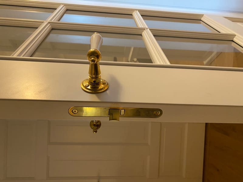 Studio Damm tilbyder massive upolerede messing greb og hængsler 