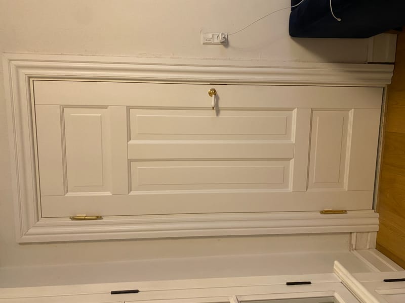 Studio Damm tilbyder massive upolerede messing greb og hængsler 