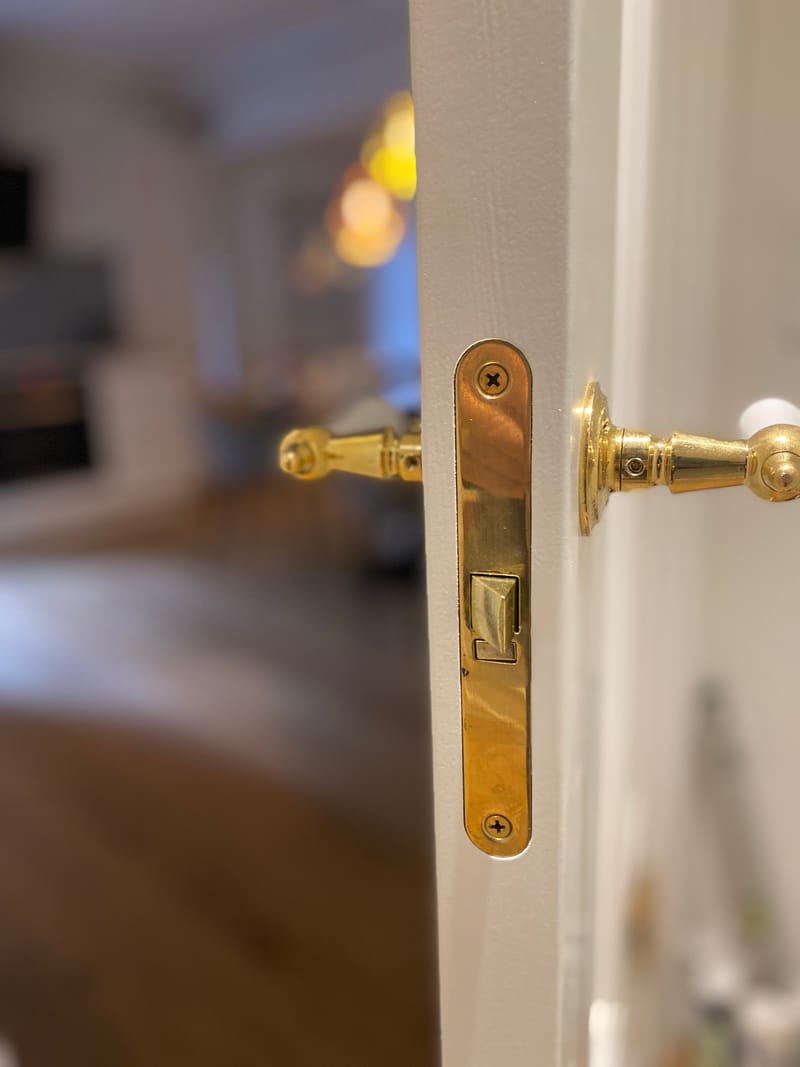 Studio Damm tilbyder massive upolerede messing greb og hængsler 