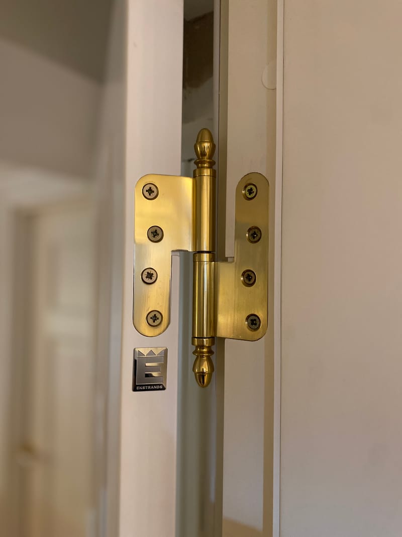 Studio Damm tilbyder massive upolerede messing greb og hængsler 