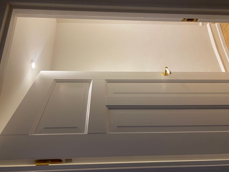 Studio Damm tilbyder massive upolerede messing greb og hængsler 