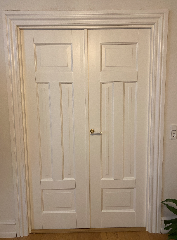 Studio Damm tilbyder massive upolerede messing greb og hængsler 