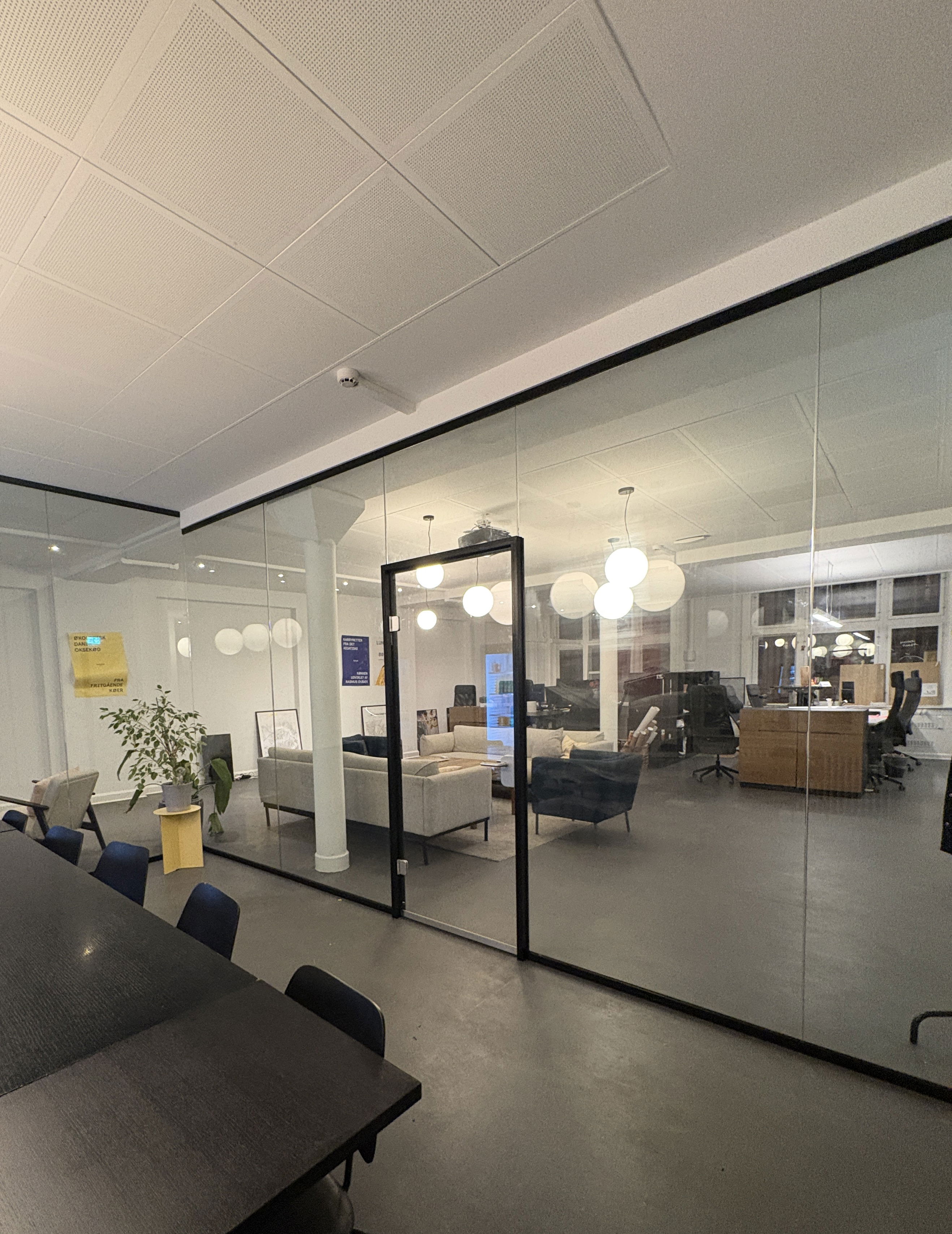 SD sound glass walls with or without bars for private and professional use