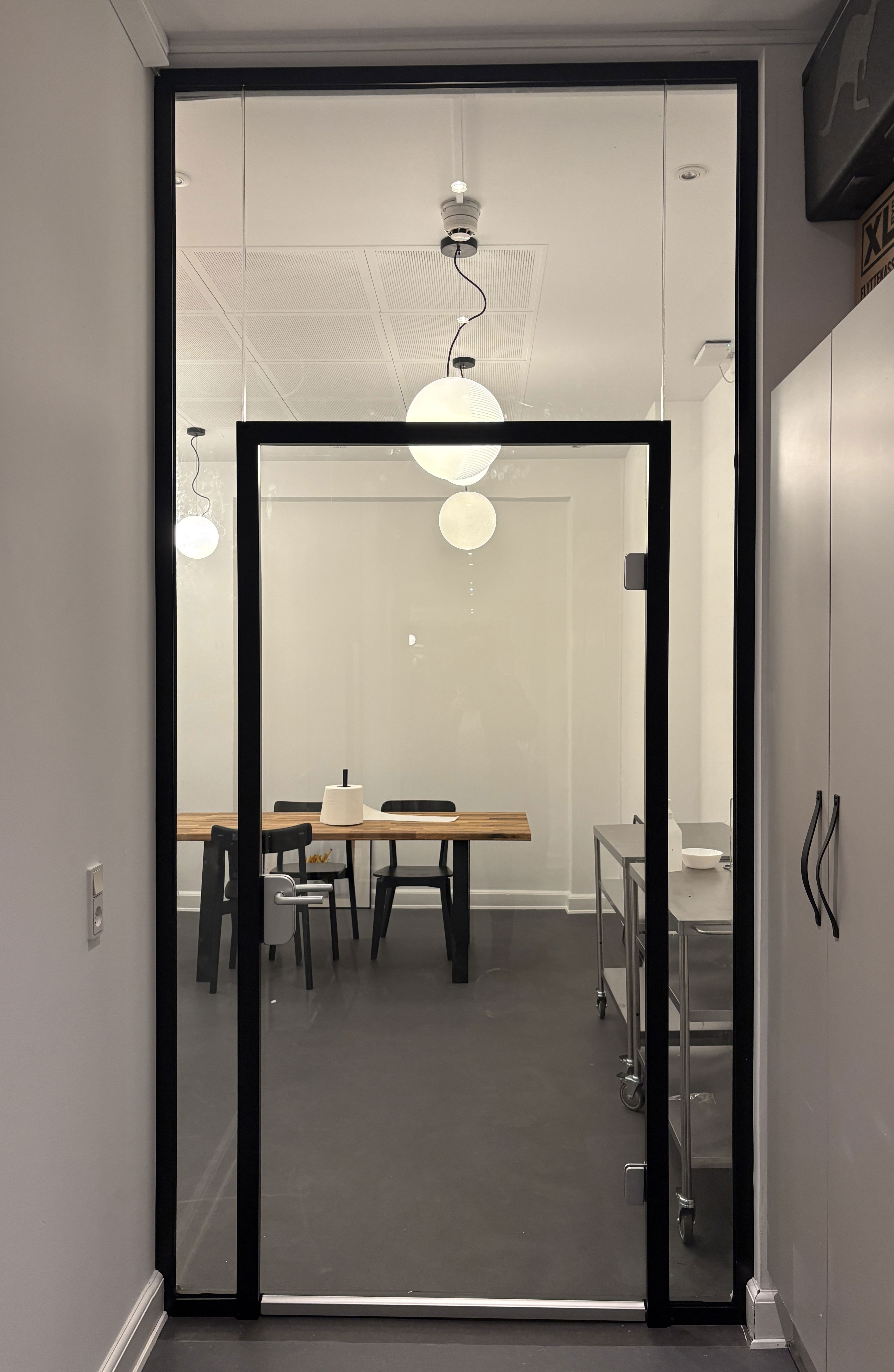 SD sound glass walls with or without bars for private and professional use