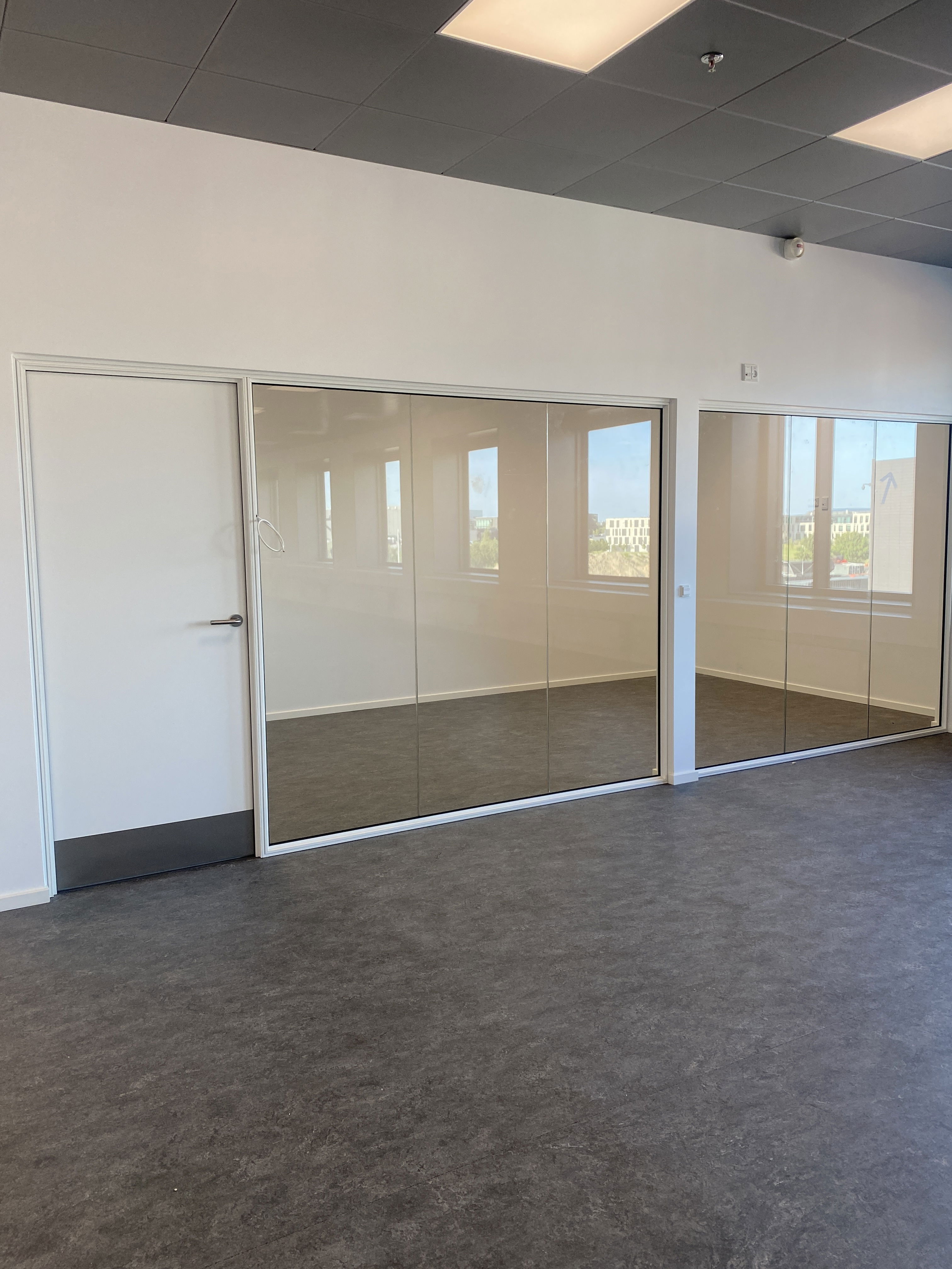 SD sound glass walls with or without bars for private and professional use