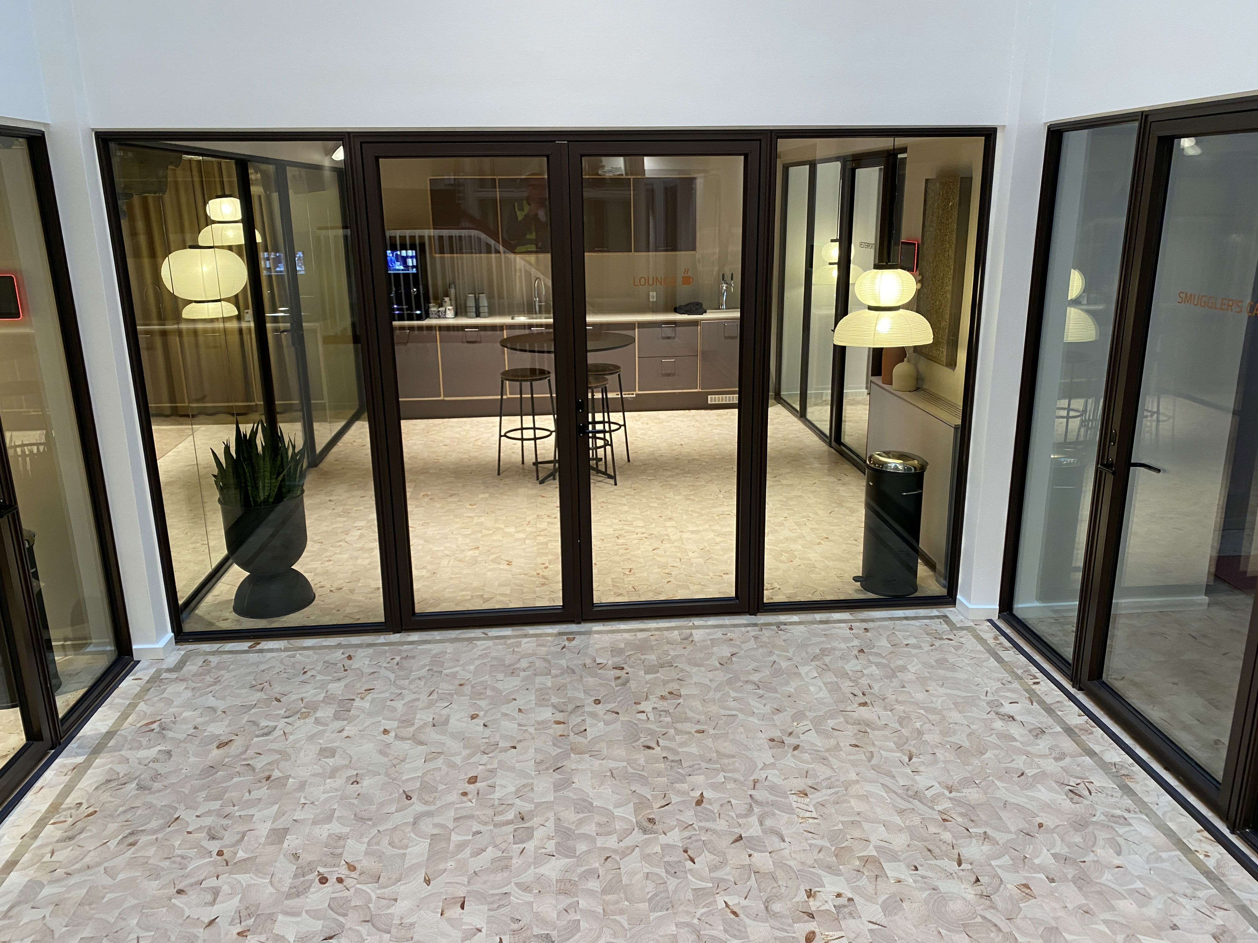 SD sound glass walls with or without bars for private and professional use
