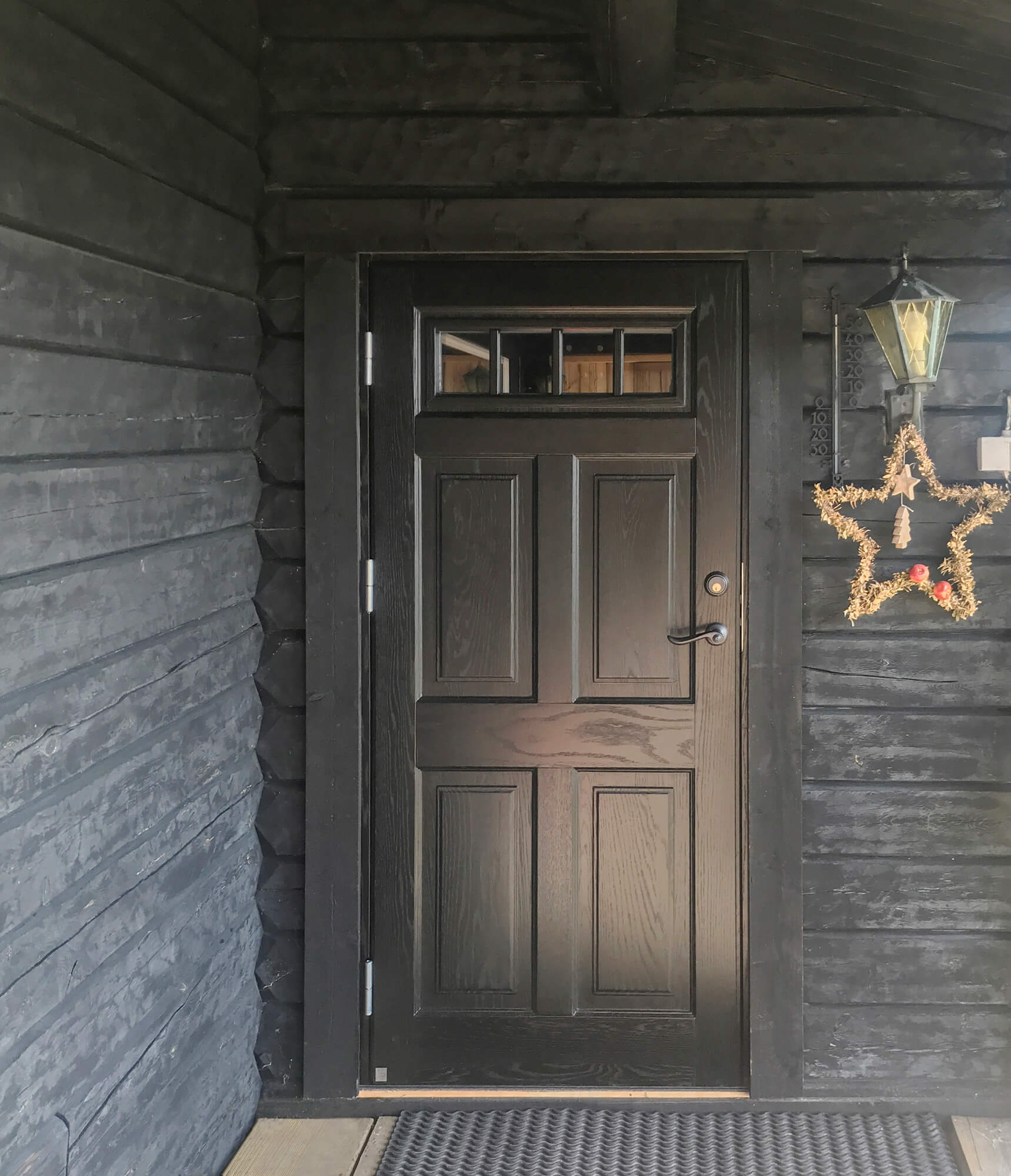 An Ekstrand door can be painted in all NCS or RAL colors.