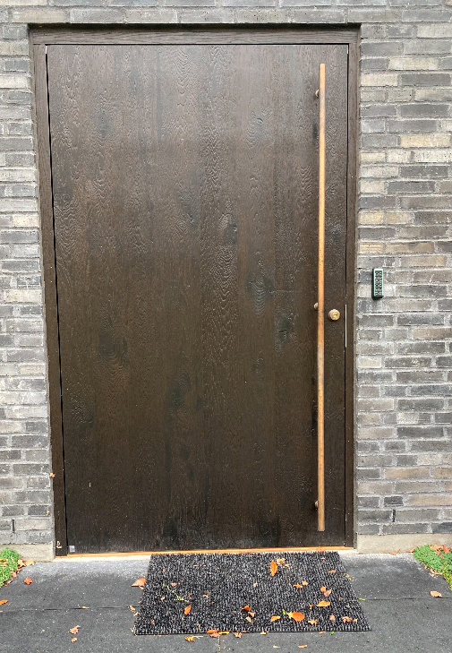 Opens on its own axis. Min. width 1100 mm.