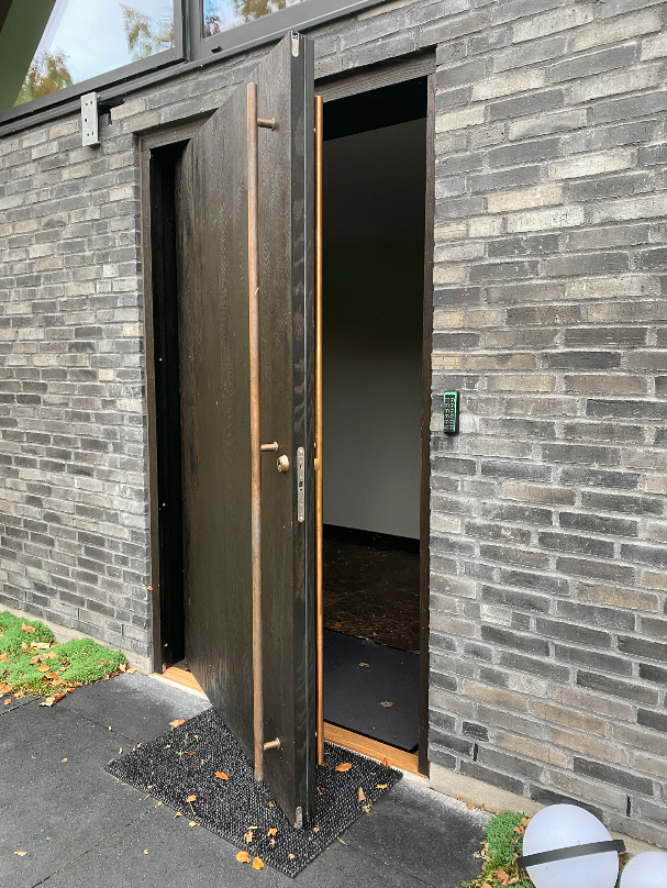 Opens on its own axis. Min. width 1100 mm.