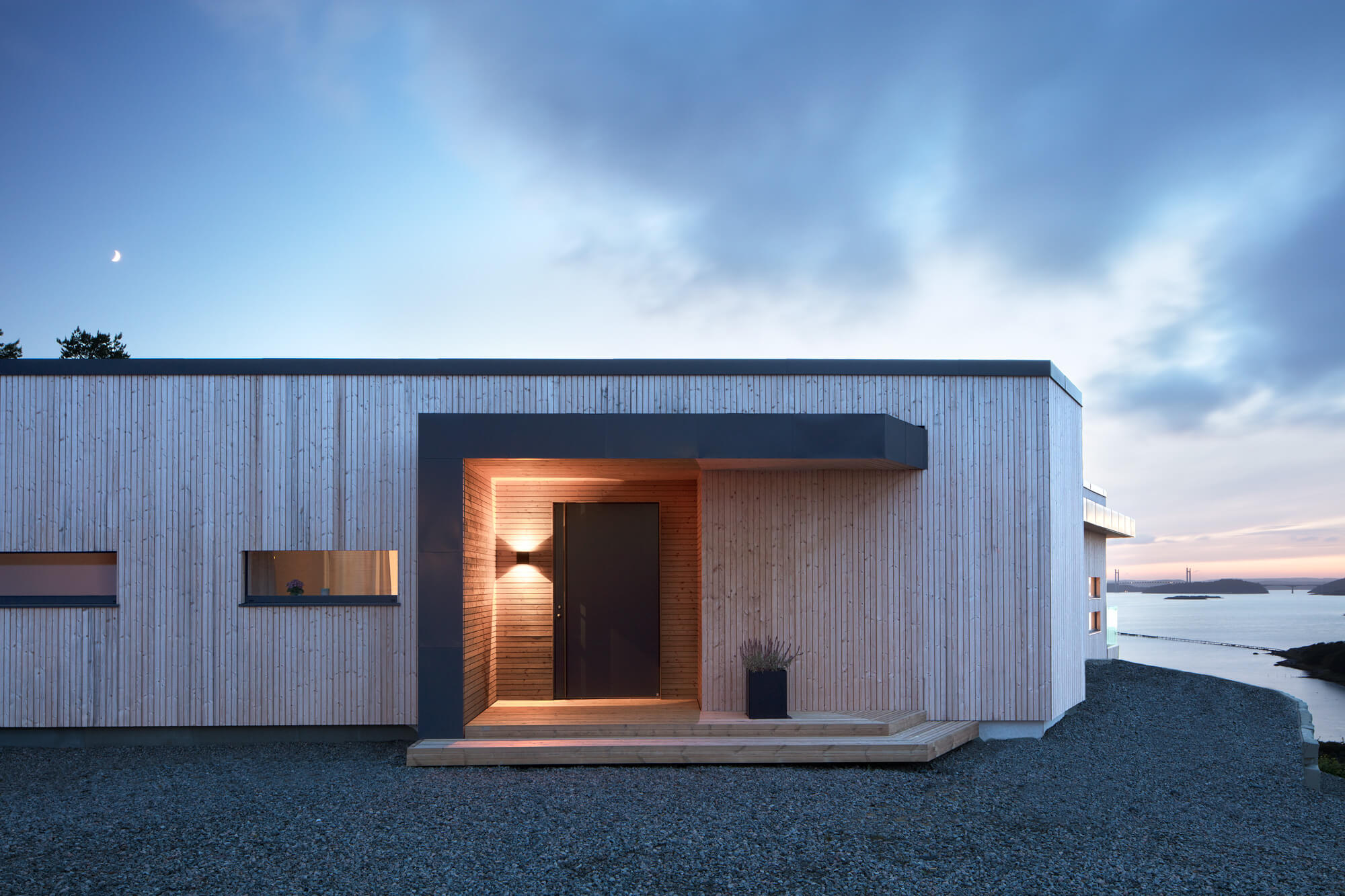 Opens on its own axis. Min. width 1100 mm.