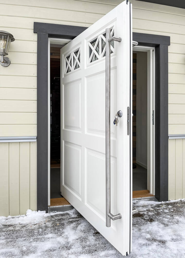 Opens on its own axis. Min. width 1100 mm.