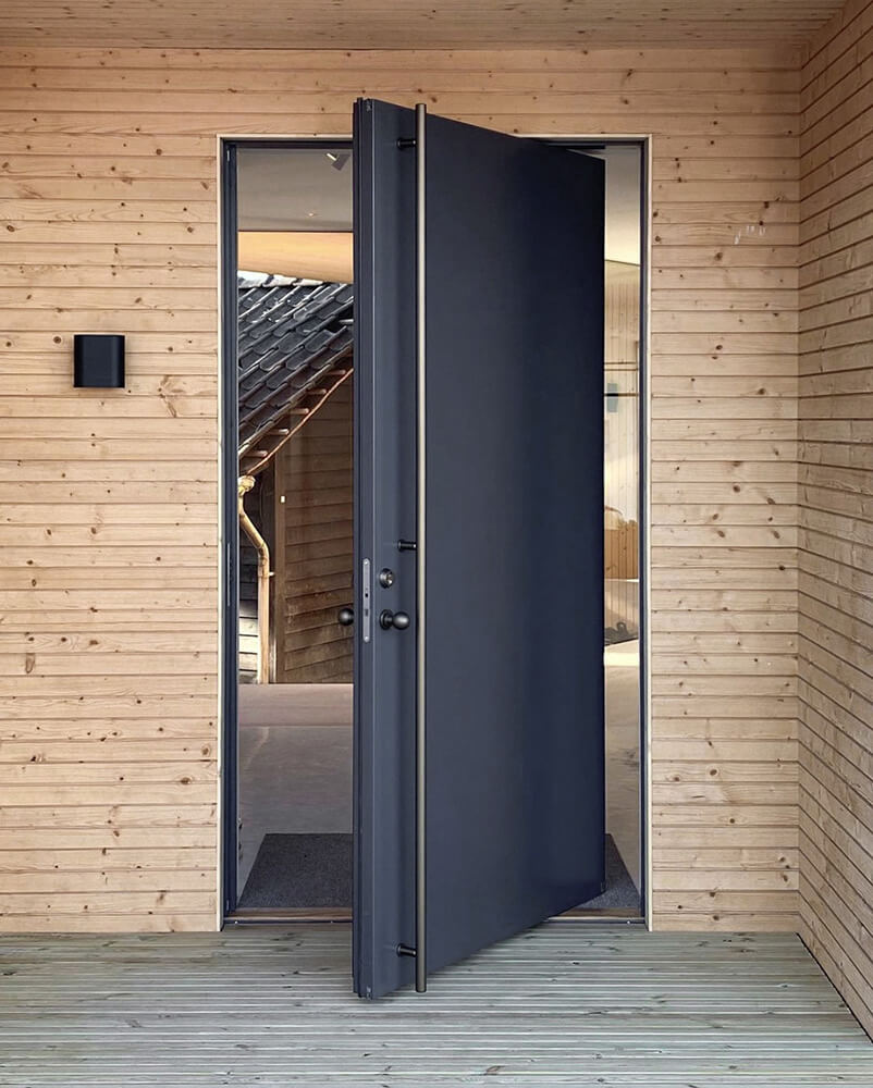 Opens on its own axis. Min. width 1100 mm.