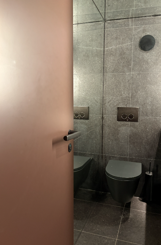 An Ekstrand door can be painted in all NCS or RAL colors.