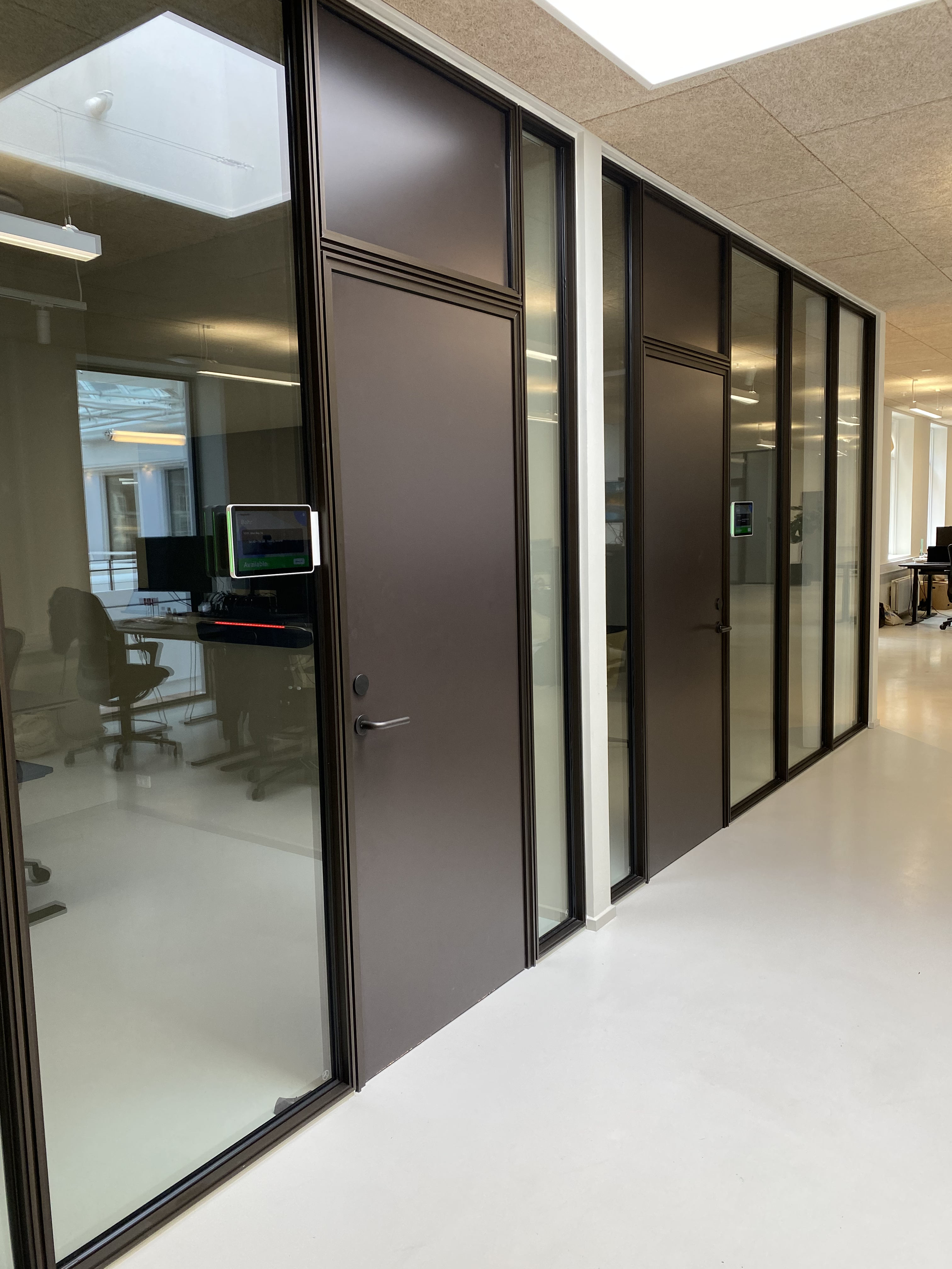 SD sound glass walls with or without bars for private and professional use