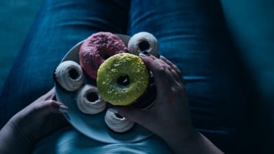 הקשר המוכח בין מחסור בשינה להשמנה