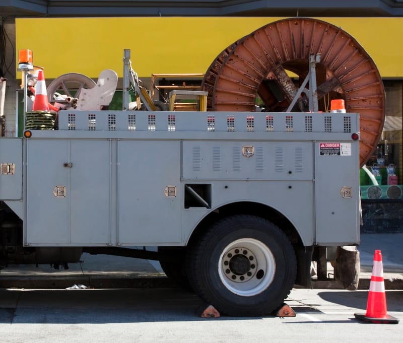 שירות תיקון חשמל למשאיות בשטח