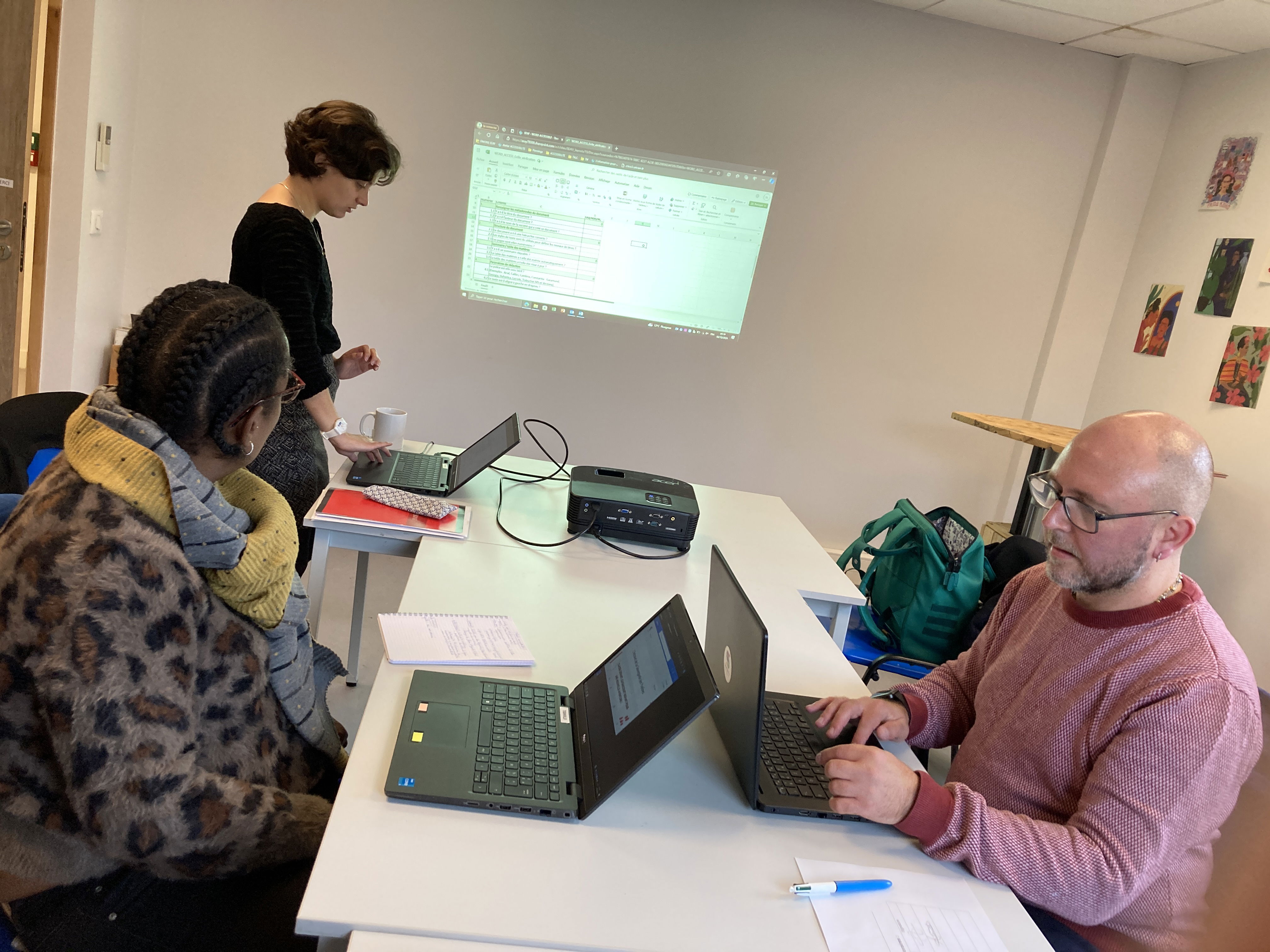 Photo de l'atelier Word accessible : Florence, Sophie et Jean-Sébastien vérifie la compatibilité d'un document