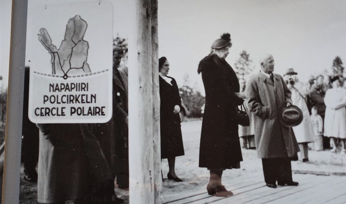 https://www.visitrovaniemi.fi/wp-content/uploads/Eleanor-Roosevelt-and-Uuno-Hannula-at-the-Arctic-Circle-in-Rovaniemi-Lapland-Finland-900x505.jpg