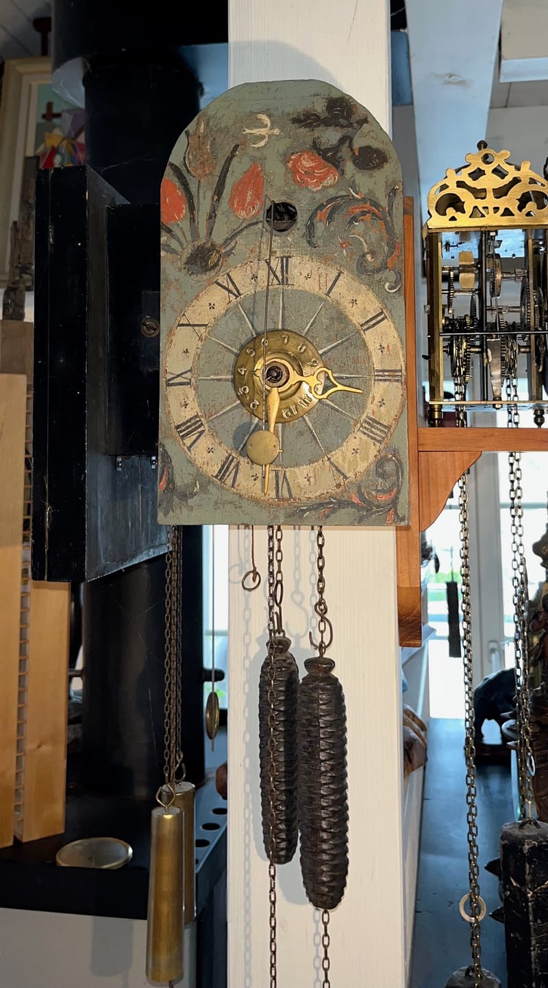 (158S) ALTE SCHILDERUHR MIT KUHSCHWANZPENDEL