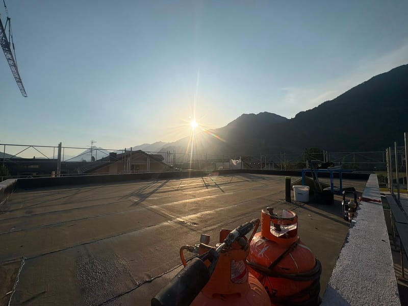 Sonnenaufgang über einer Flachdachbaustelle in Obwalden