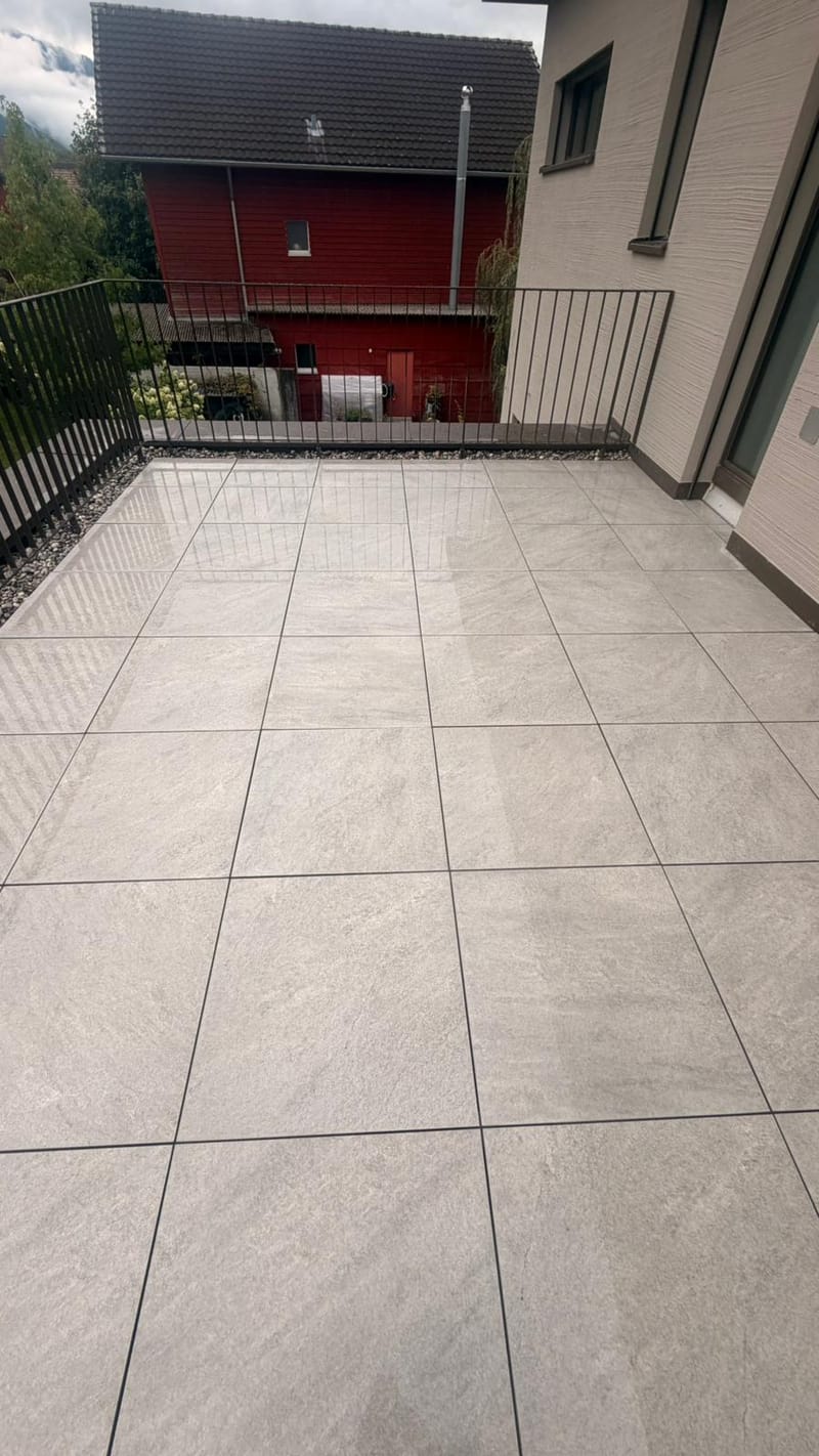 Terrassenplatten als Abschluss der Flachdacharbeiten in Kerns