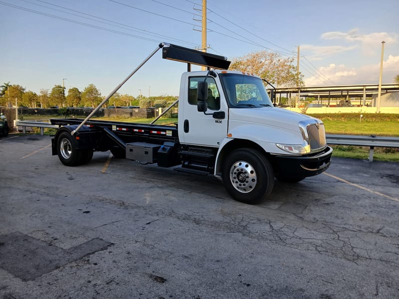 2020 INTERNATIONAL ROLL OFF TRUCK - MV607