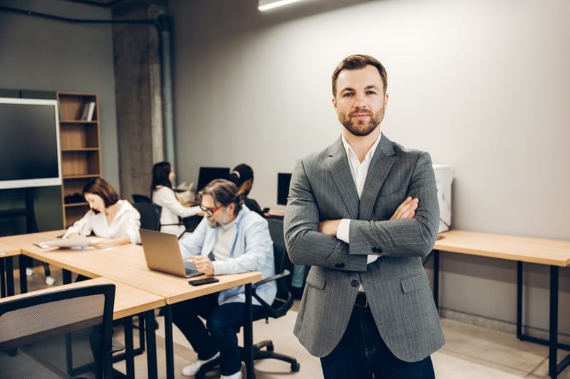 أخصائي التمكين والرفاه المؤسسي باستخدام الإحصاء الإيجابي