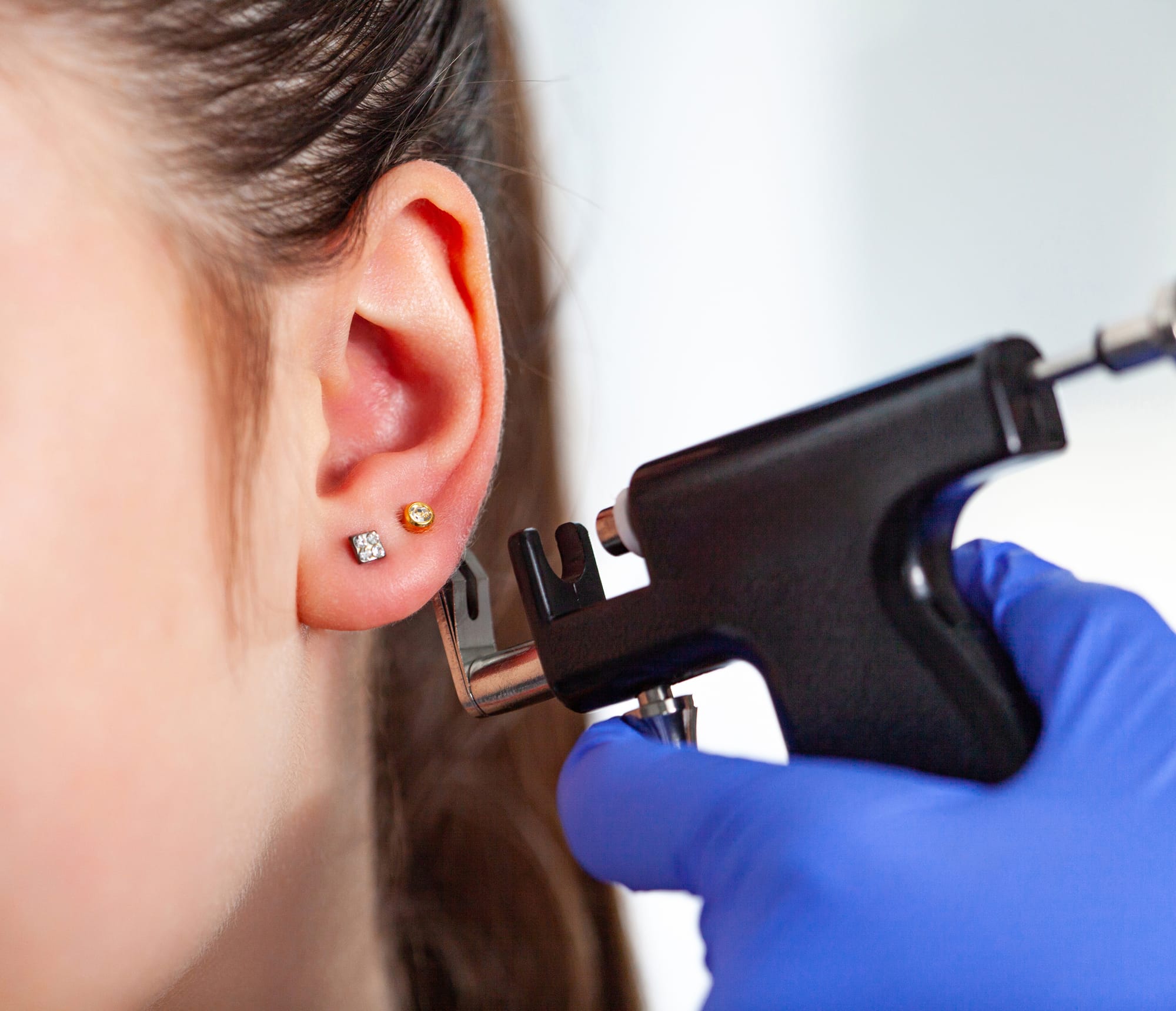 CORSO/ABILITAZIONE per la foratura del lobo auricolare, autorizzato dalla ASL di Lecce