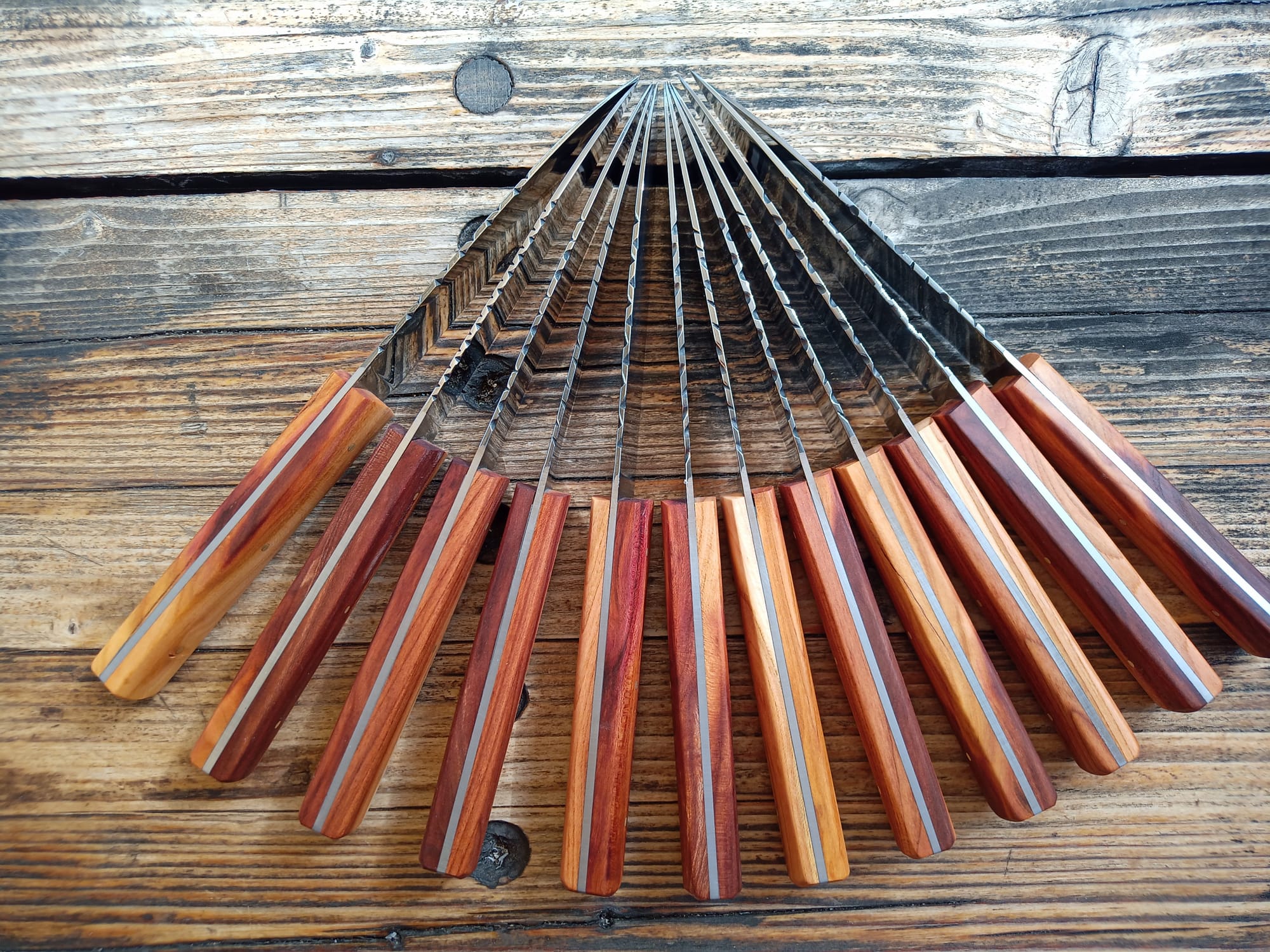 12 couteaux de table.