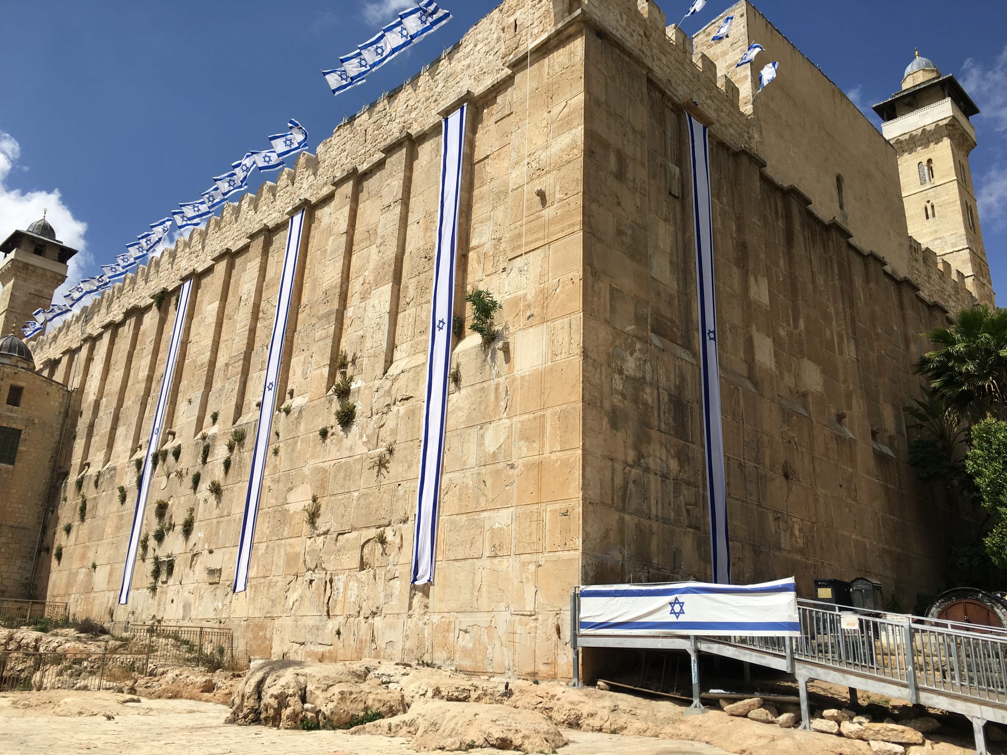 "האיר פני כל המזרח עד שבחברון": המלכות שבירושלים חייבת להיות מחוברת לאבות שבחברון - מנחות ק, א